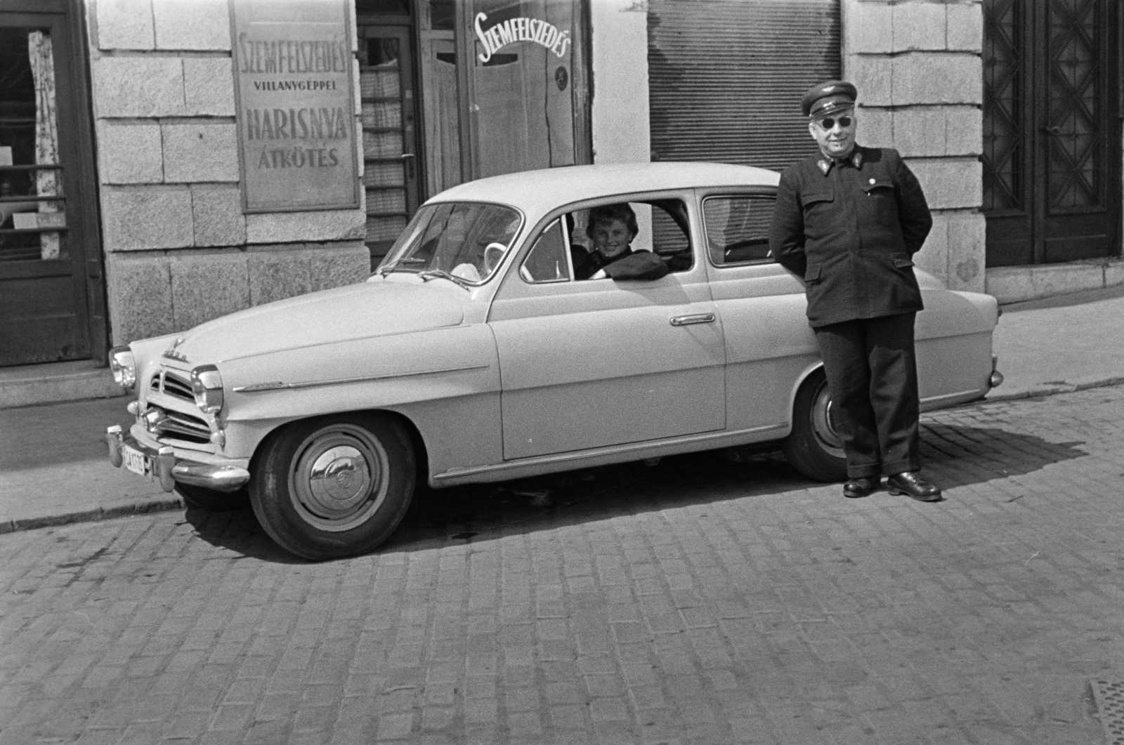 Hungary, Budapest XI., a felvétel a Móricz Zsigmond körtér 9-es számú ház előtt készült., 1963, Belházy Miklós, Budapest, Fortepan #210028