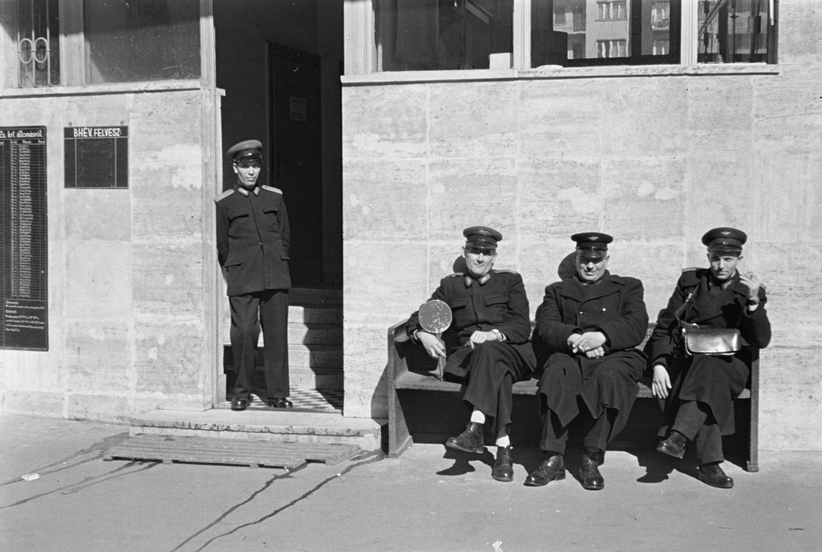 Magyarország, Budapest XI., a felvétel a Móricz Zsigmond körtéren a Gomba / BHÉV forgalmi épülete előtt készült., 1962, Belházy Miklós, Budapest, pihenés, egyenruha, Fortepan #210033