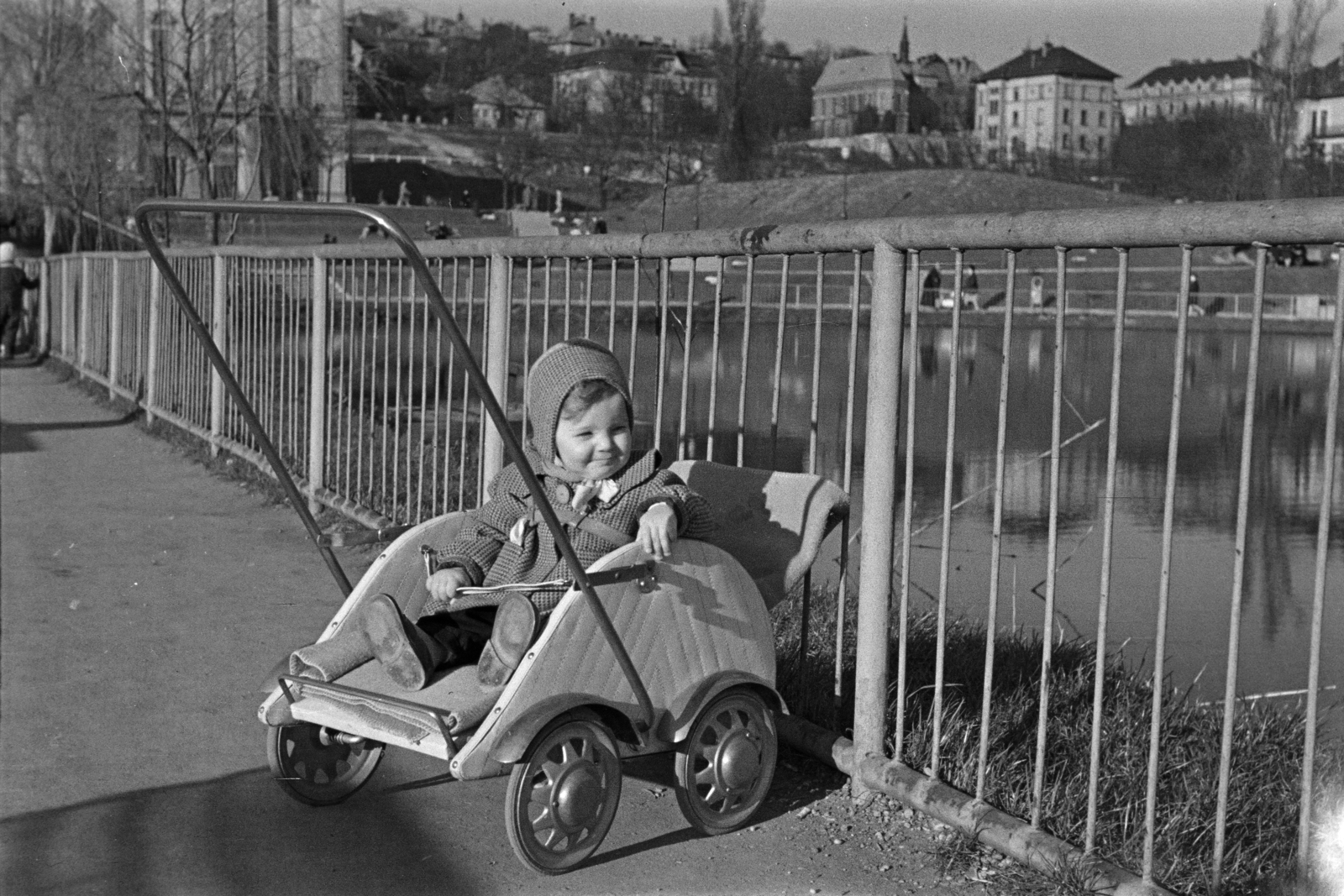 Hungary, Budapest XI., Feneketlen-tó a Villányi út és a Molnár C. Pál (Balogh) lejtő felé nézve., 1963, Belházy Miklós, Budapest, baby carriage, Fortepan #210035