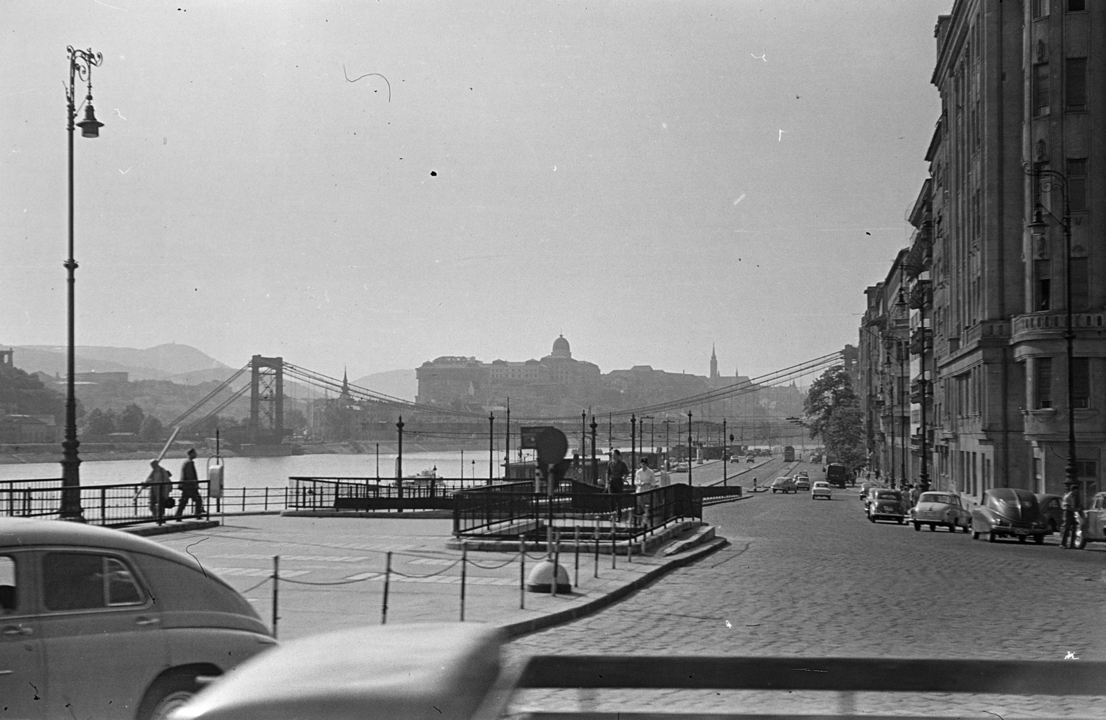 Magyarország, Budapest V., Belgrád rakpart a Fővám (Dimitrov) tér felől nézve, háttérben az épülő Erzsébet híd., 1963, Belházy Miklós, Budapest, látkép, Fortepan #210045