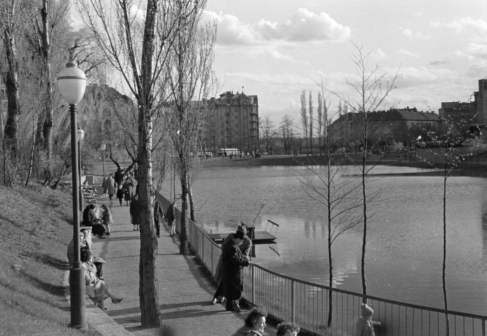 Magyarország, Budapest XI., Feneketlen-tó, háttérben a Kosztolányi Dezső tér épületei., 1962, Belházy Miklós, Budapest, pihenőhely, Fortepan #210055