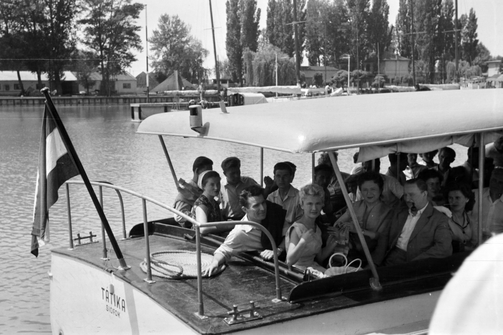 Hungary,Lake Balaton, Siófok, hajóállomás, a Tátika motoros személyhajó fedélzetén Galambos Erzsi színművésznőtől balra Zenthe Ferenc és velük szemben Orsolya Erzsi és Pethes Ferenc színművészek ülnek., 1964, Belházy Miklós, Tátika/Szent Miklós ship, Fortepan #210065