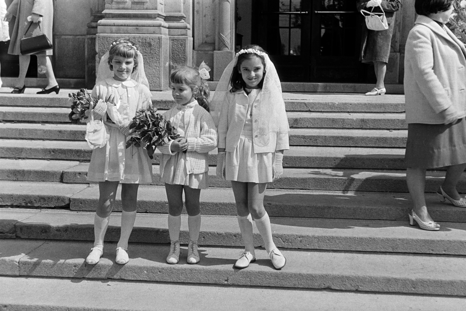 Hungary, Budapest XI., Villányi út 15., a felvétel a Szent Imre-templom lépcsőjén készült., 1964, Belházy Miklós, Budapest, wreath, white dress, First Communion, Fortepan #210072