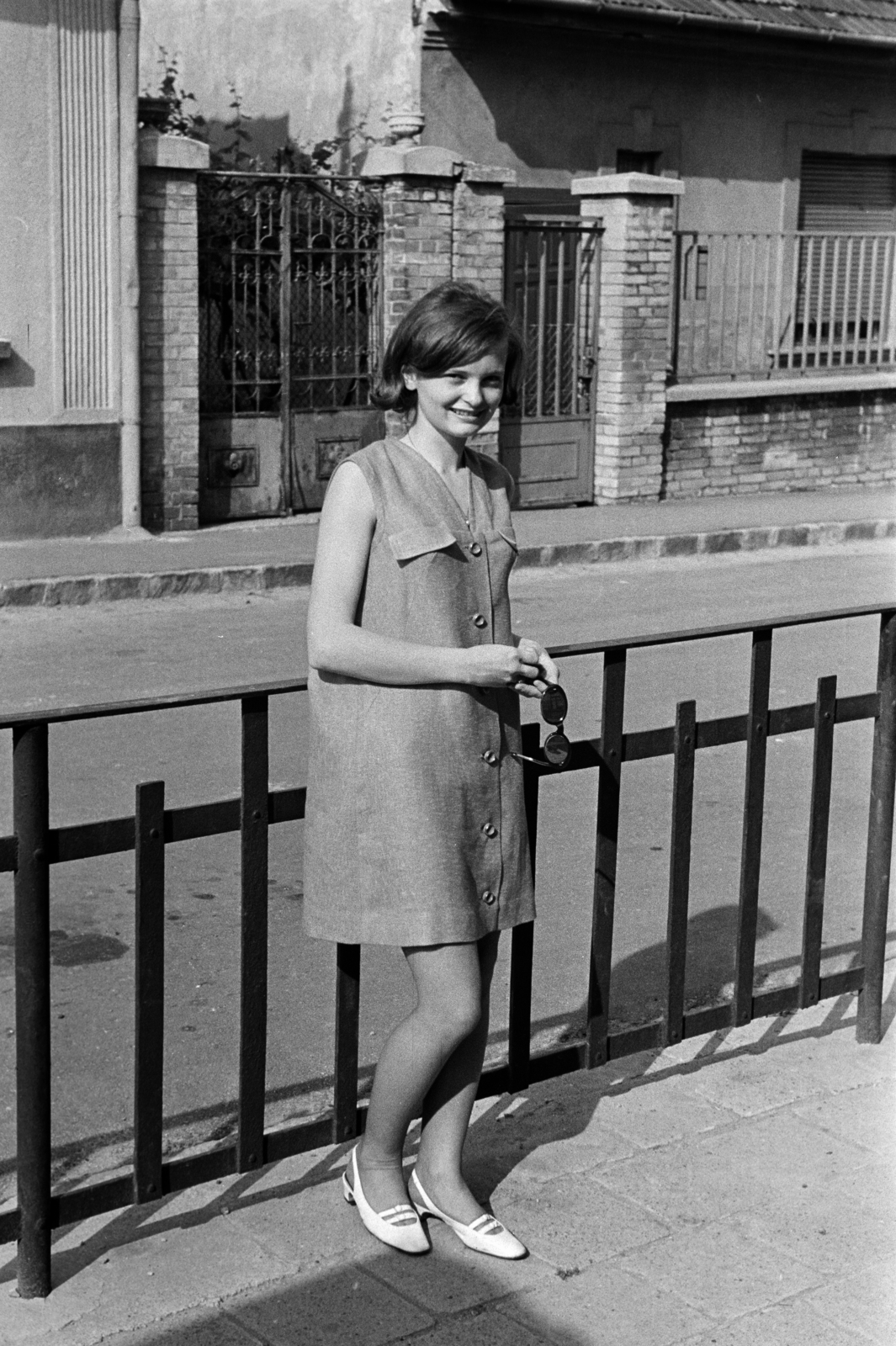 Hungary, Budapest XXII., a felvétel az Árpád utcai általános iskola (később Árpád Utcai Német Nemzetiségi Nyelvoktató Általános Iskola) Zoltán utcai bejárata előtt készült., 1964, Belházy Miklós, Budapest, Fortepan #210075