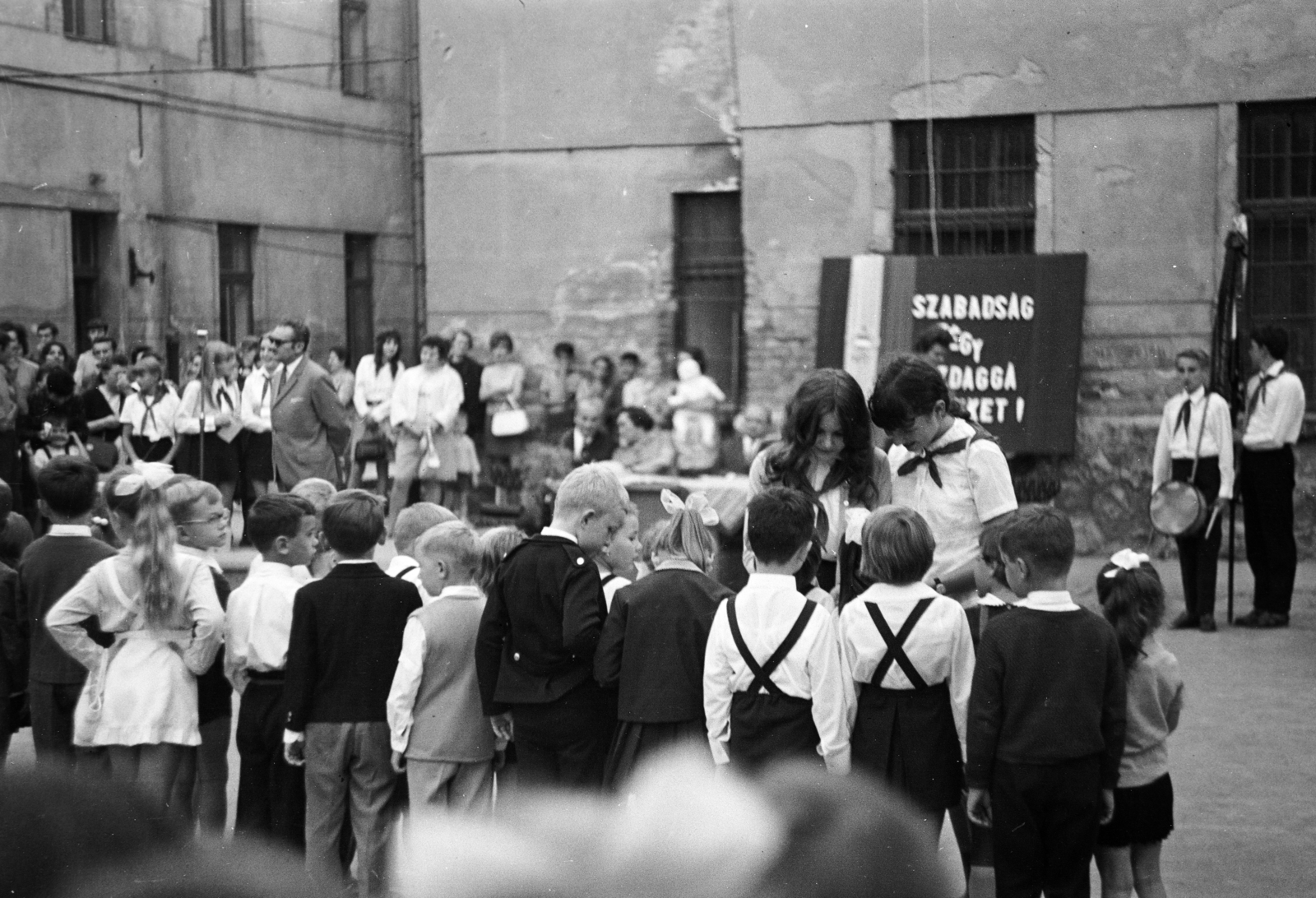 Hungary, Budapest XXII., Árpád utca 2., az általános iskola (később Árpád Utcai Német Nemzetiségi Nyelvoktató Általános Iskola) udvara., 1965, Belházy Miklós, Budapest, festive, drum, Fortepan #210092