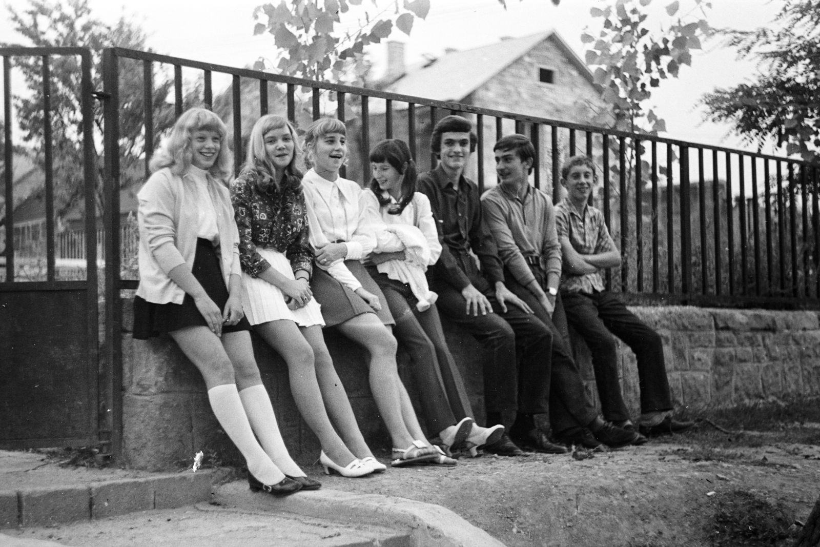 Hungary, Budapest XXII., Árpád utca 2., tanulók az általános iskola (később Árpád Utcai Német Nemzetiségi Nyelvoktató Általános Iskola) kerítésénél., 1968, Belházy Miklós, Budapest, student, sitting, fence, Fortepan #210093
