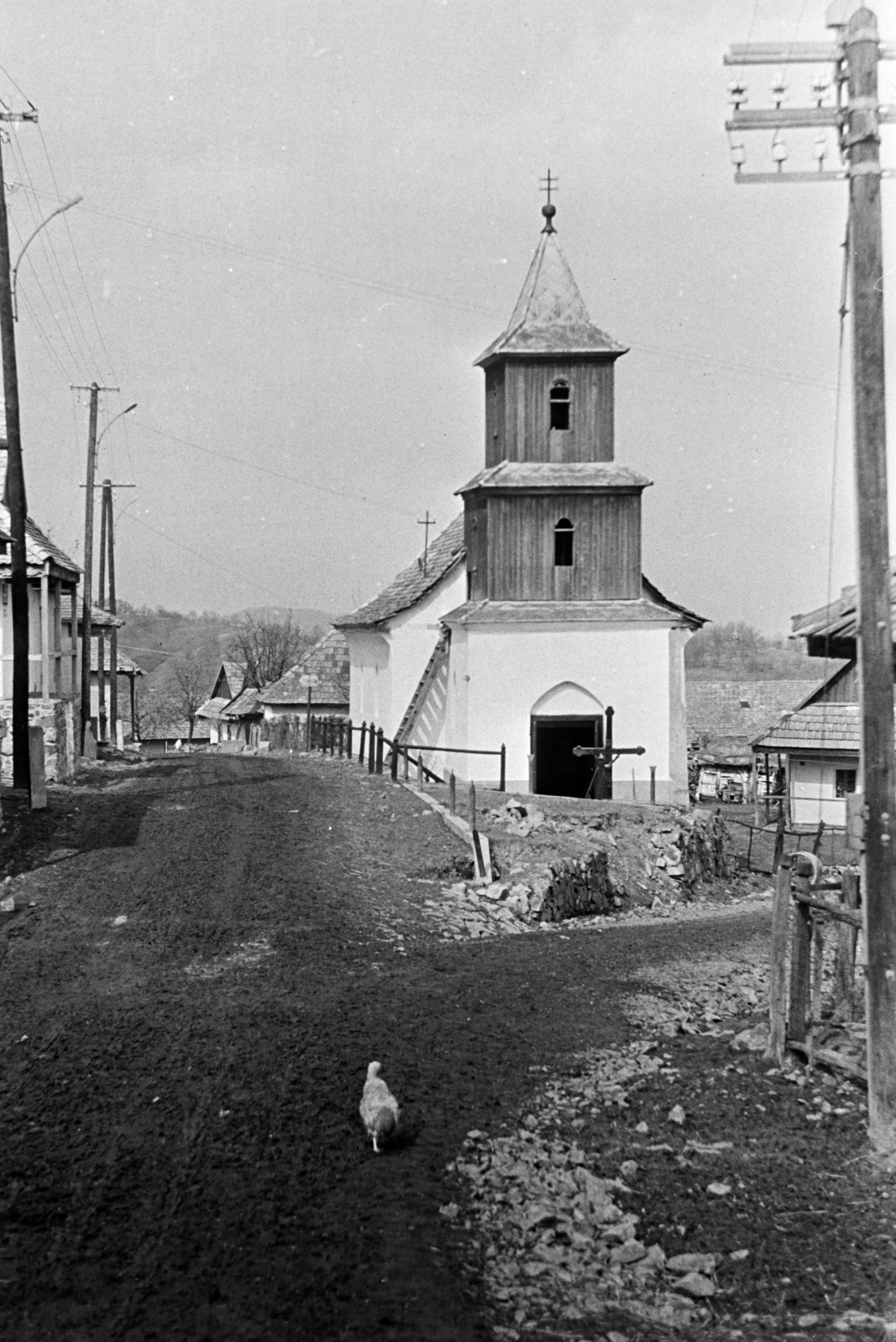 Magyarország, Hollókő, Kossuth utca, Szent Márton-templom, jobbra a Petőfi Sándor utca torkolata., 1967, Belházy Miklós, baromfi, földút, Fortepan #210106