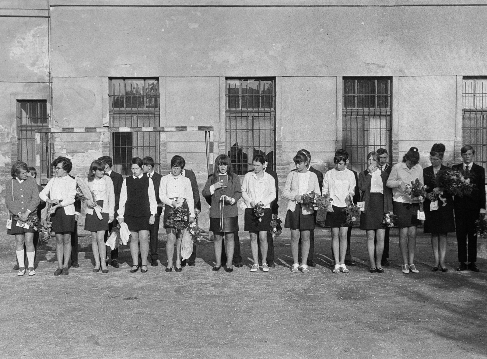 Hungary, Budapest XXII., Árpád utca 2., az általános iskola (később Árpád Utcai Német Nemzetiségi Nyelvoktató Általános Iskola) udvara., 1968, Belházy Miklós, Budapest, bouquet, skirt, Fortepan #210118