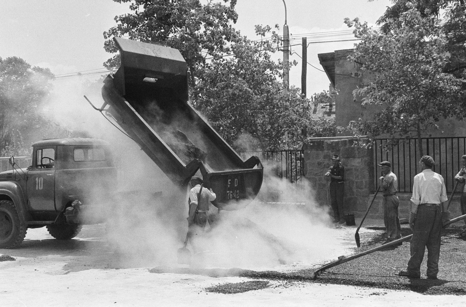 Hungary, Budapest XXII., Árpád utca 2., az általános iskola (később Árpád Utcai Német Nemzetiségi Nyelvoktató Általános Iskola) udvarának aszfaltozása., 1968, Belházy Miklós, paving, road construction, Budapest, Fortepan #210121