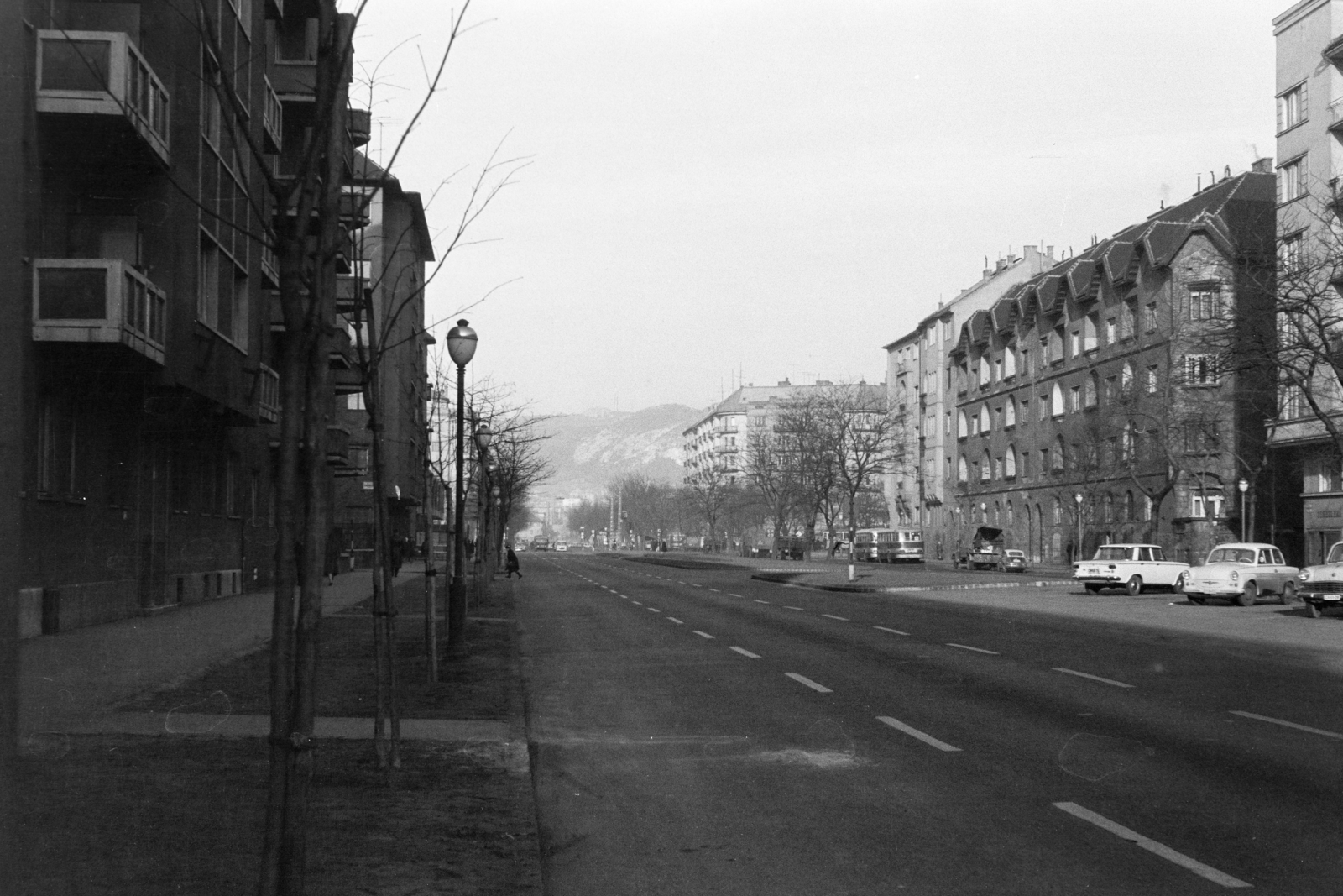 Hungary, Budapest XI., Bocskai út, a felvétel a Fehérvári út - Fadrusz utca - Kosztolányi Dezső tér közötti szakaszon készült. Távolban a Sas-hegy., 1970, Belházy Miklós, Budapest, Fortepan #210135