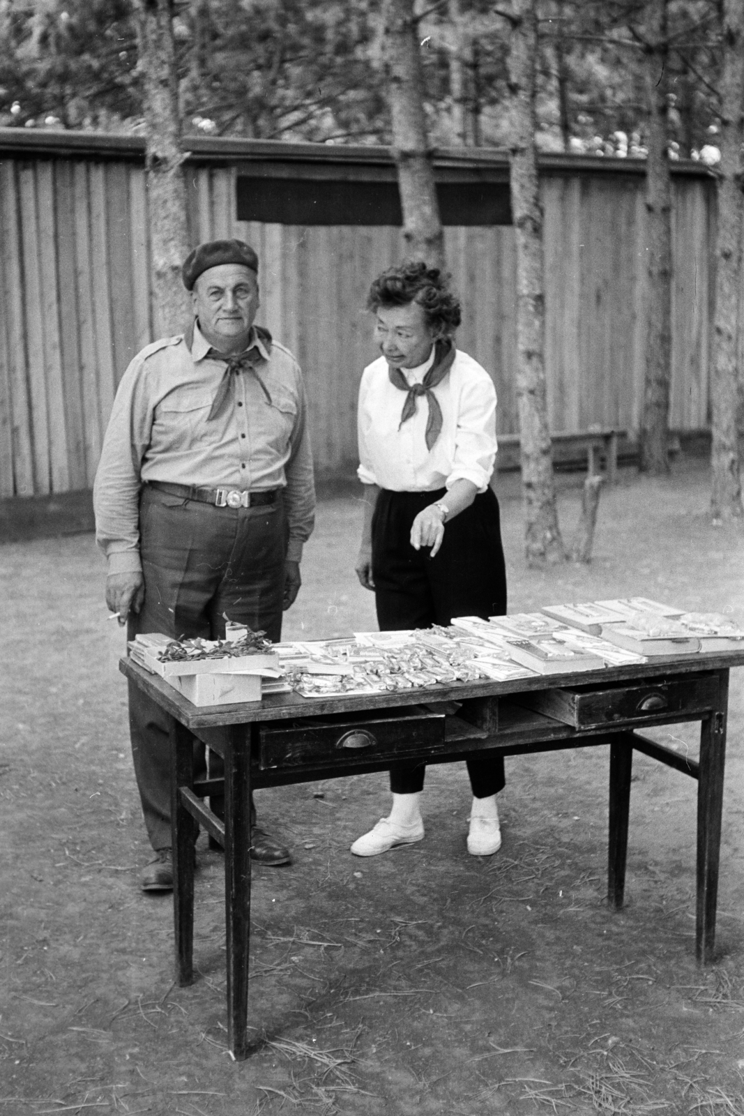 1967, Belházy Miklós, point a finger, pioneer belt, table, pioneer tie, Fortepan #210143