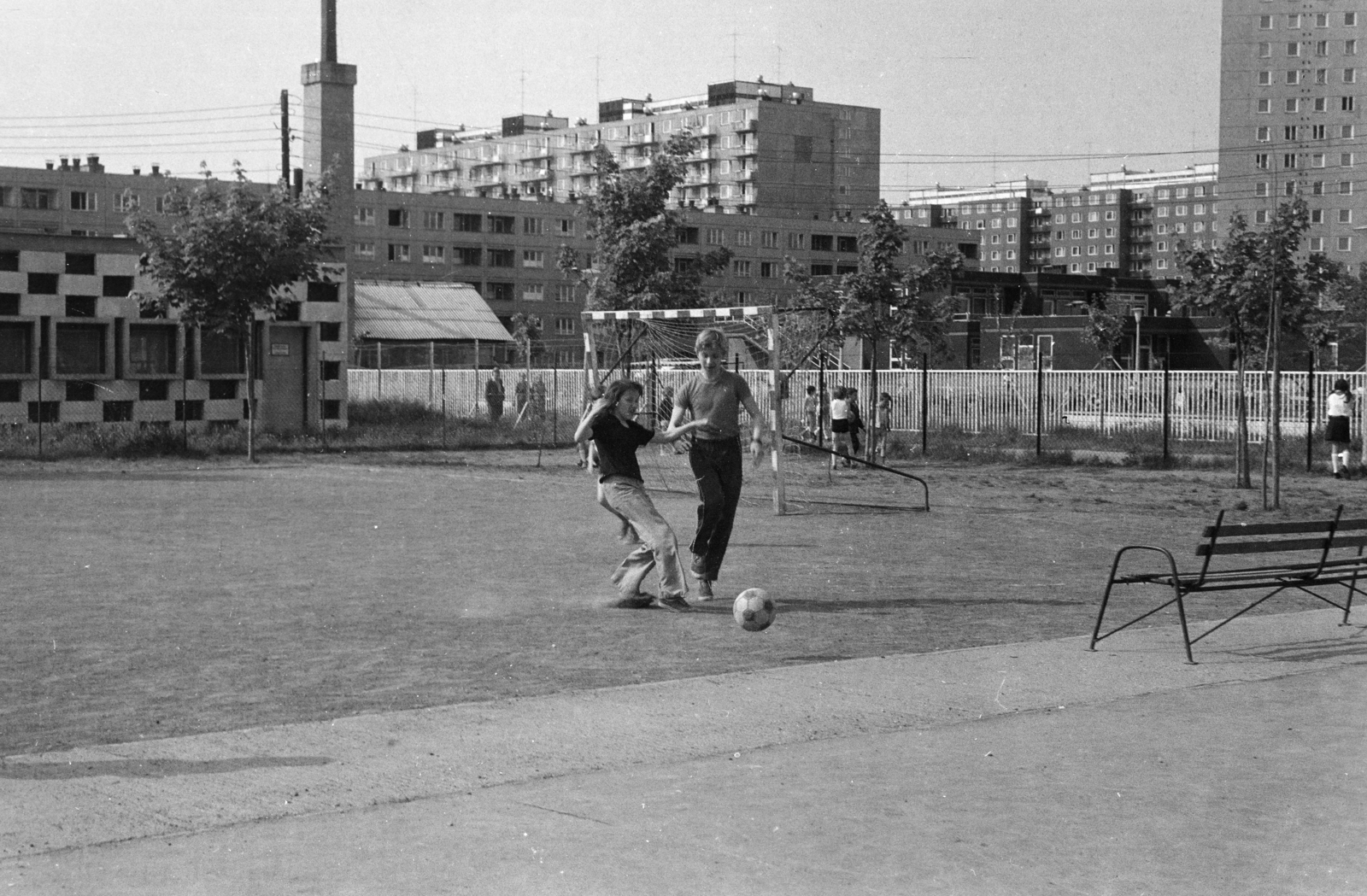 Magyarország, Újpalota, Budapest XV., Nádastó park, háttérben a négyemeletes Nádastó park 32-37. szám, mögötte a Páskomliget utca épületei., 1979, Belházy Miklós, Budapest, futballpálya, Fortepan #210155