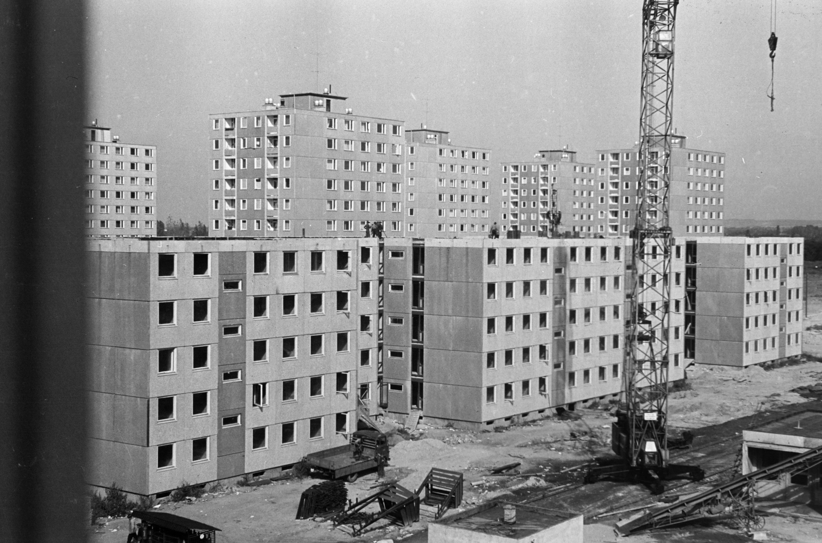 Hungary, Újpalota, Budapest XV., Árendás köz a Zsókavár utca 46-ból a Kőrakás park felé nézve., 1972, Belházy Miklós, blocks, concrete block of flats, crane, Budapest, Fortepan #210158