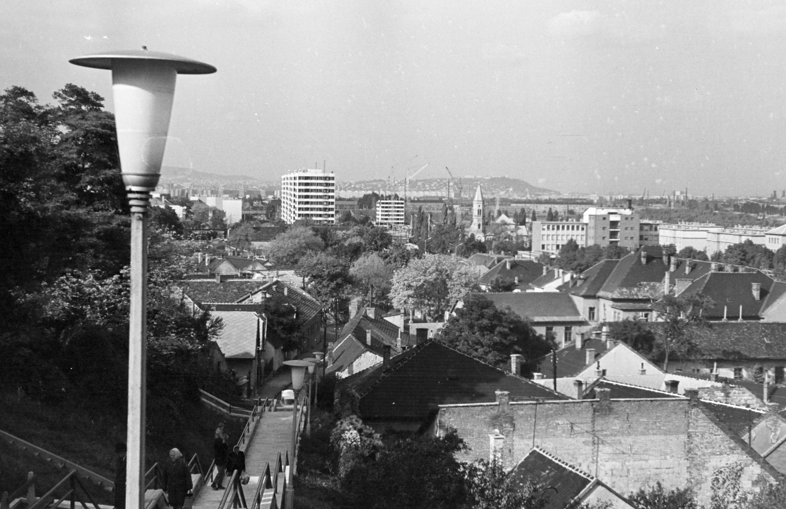 Hungary, Budapest XXII., kilátás a Fehérhegy lépcső tetejéről a Leányka utcai toronyházak felé. Jobbra a Budafoki Református Egyházközség temploma, előtte a szakrendelő épülete., 1972, Belházy Miklós, Budapest, Fortepan #210159