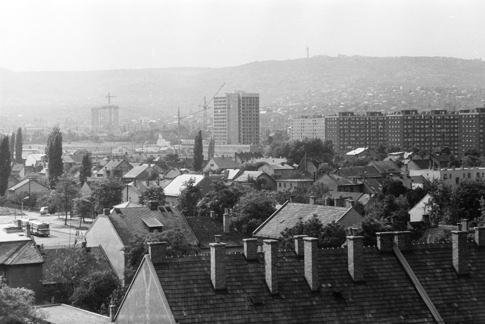 Hungary, Budapest XI., kilátás a Rátz László (Latinka Sándor) utca 48. számú házból a Hadak útja és az Etele (Szakasits Árpád) út melleti panelházak, valamint a Szabadság-hegy felé., 1972, Belházy Miklós, Budapest, chimney, tall house, Fortepan #210161