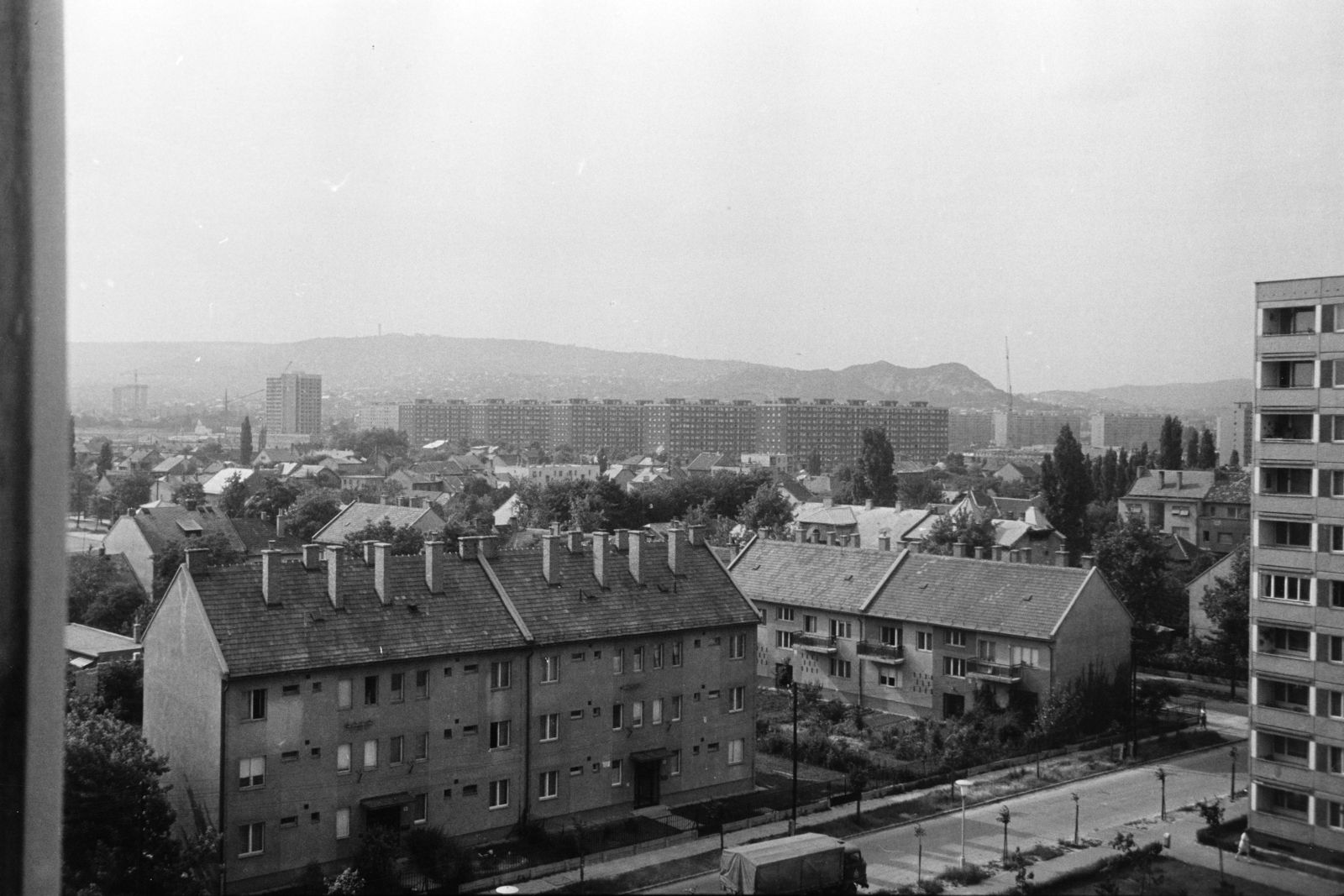 Hungary, Budapest XI., kilátás a Rátz László (Latinka Sándor) utca 48. számú házból az Etele (Szakasits Árpád) út melleti panelházak és a Sas-hegy felé., 1972, Belházy Miklós, concrete block of flats, Budapest, Fortepan #210162