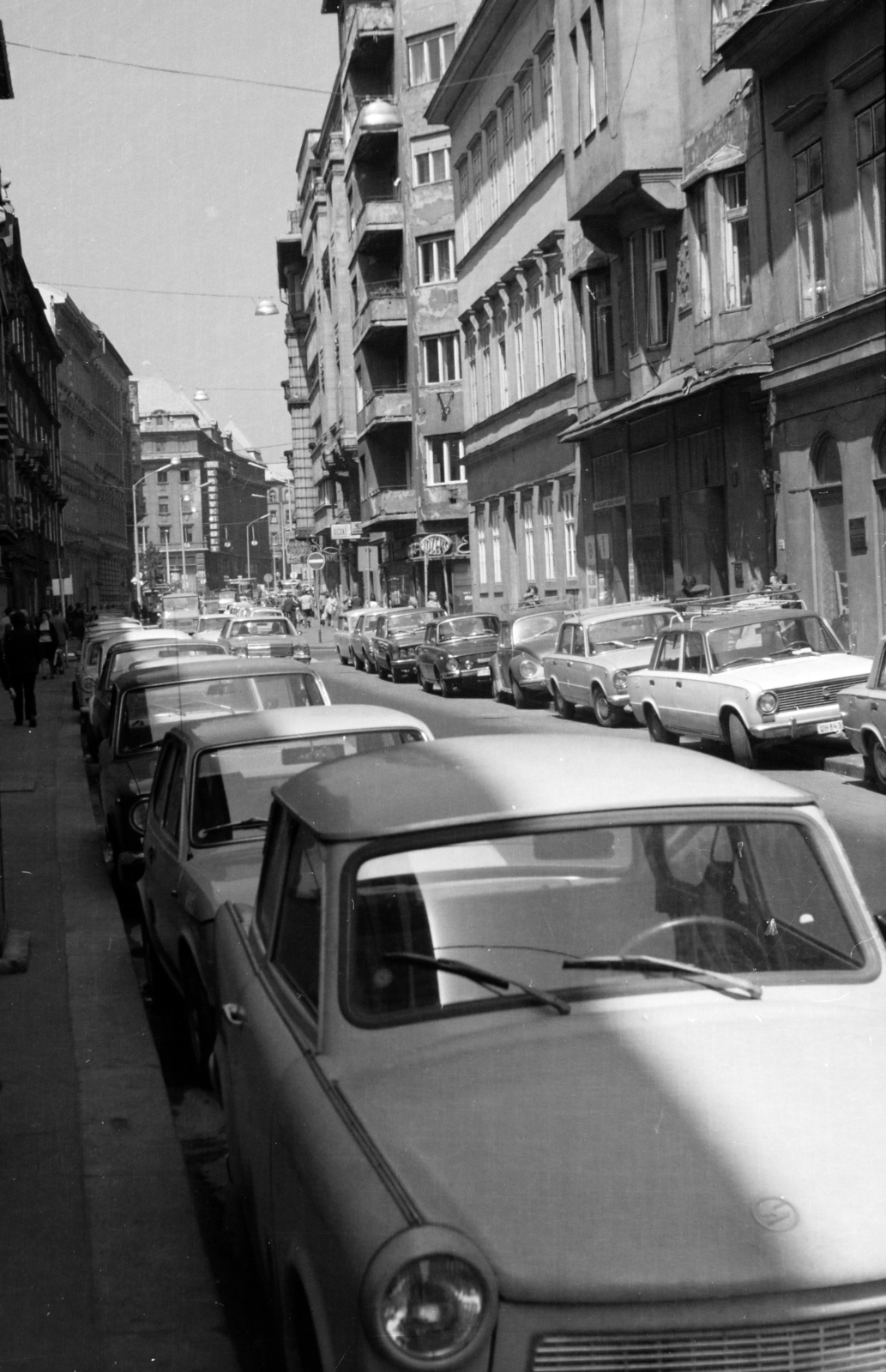 Magyarország, Budapest V., Váci utca a Szabad sajtó (Szabadsajtó) út felé nézve, előtérben a Nyáry Pál utca kereszteződése., 1977, Belházy Miklós, Budapest, Fortepan #210165