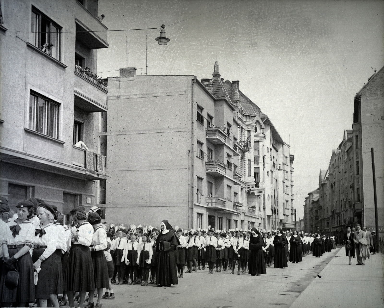 Magyarország, Budapest XI., a Budafoki út Karinthy Frigyes (Verpeléti) út - Lágymányosi út közötti házsora., 1938, Belházy Miklós, Budapest, iskolai egyenruha, menet, apáca, Fortepan #210167