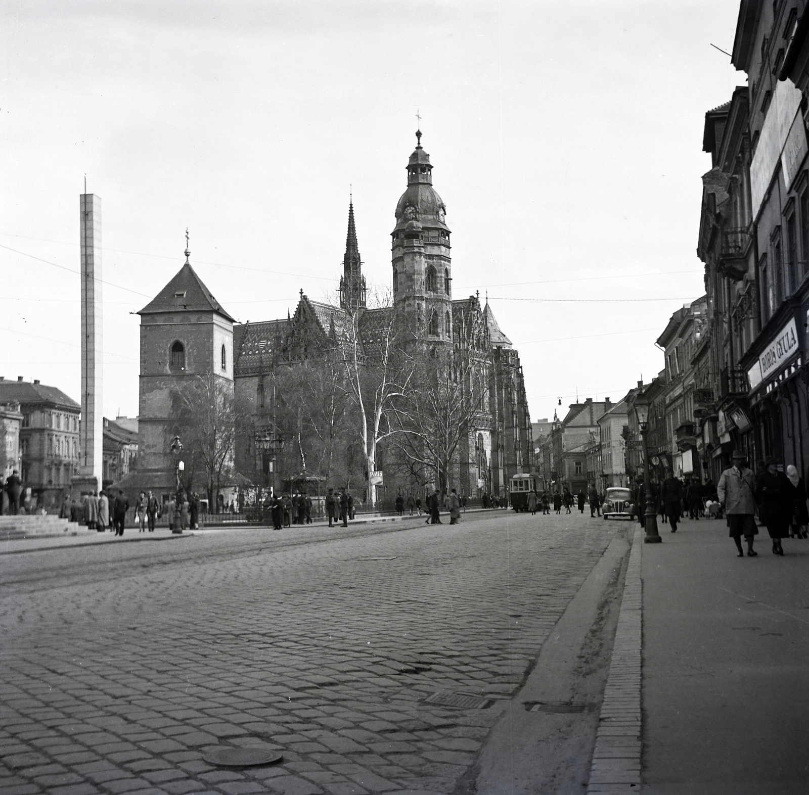 Slovakia, Košice, Fő tér (Hlavné namestie), szemben a Szent Erzsébet-főszékesegyház (Dóm), előtte az Orbán-torony és a csehszlovák köztársasági emlékoszlop., 1938, Belházy Miklós, photo aspect ratio: square, street view, Fortepan #210171
