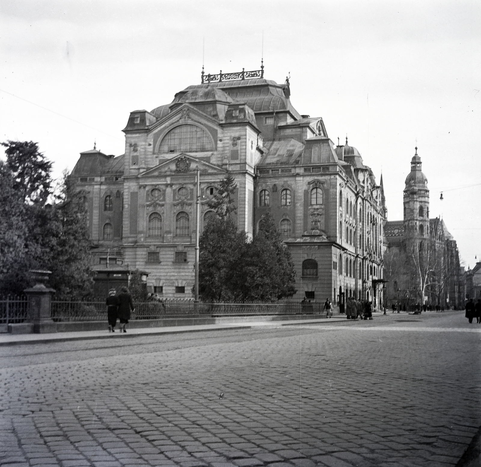 Slovakia, Košice, Fő tér (Hlavné namestie), Állami Színház, háttérben jobbra a Szent Erzsébet-főszékesegyház (Dóm)., 1938, Belházy Miklós, Fortepan #210177