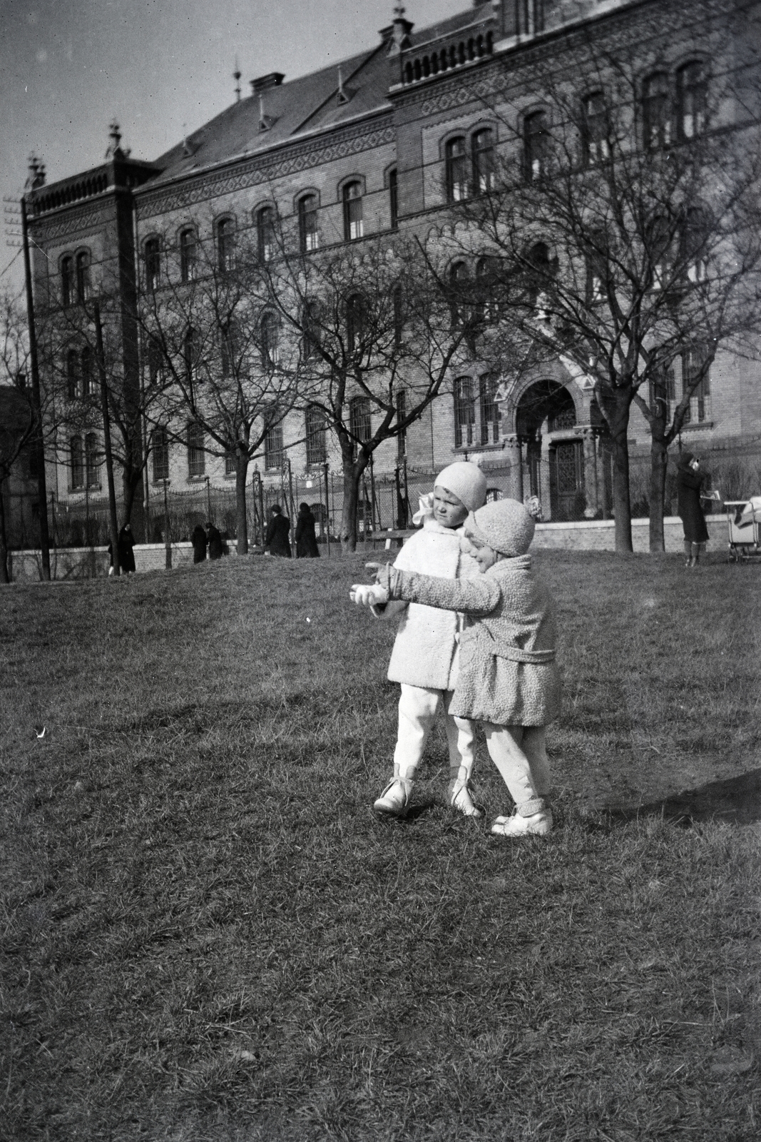 Magyarország, Budapest XI., Ménesi út, háttérben a 27. számú épület az Irgalmas nővérek központi háza, ma szeretetotthon., 1933, Belházy Miklós, Budapest, testvérek, mutatni, Fortepan #210191