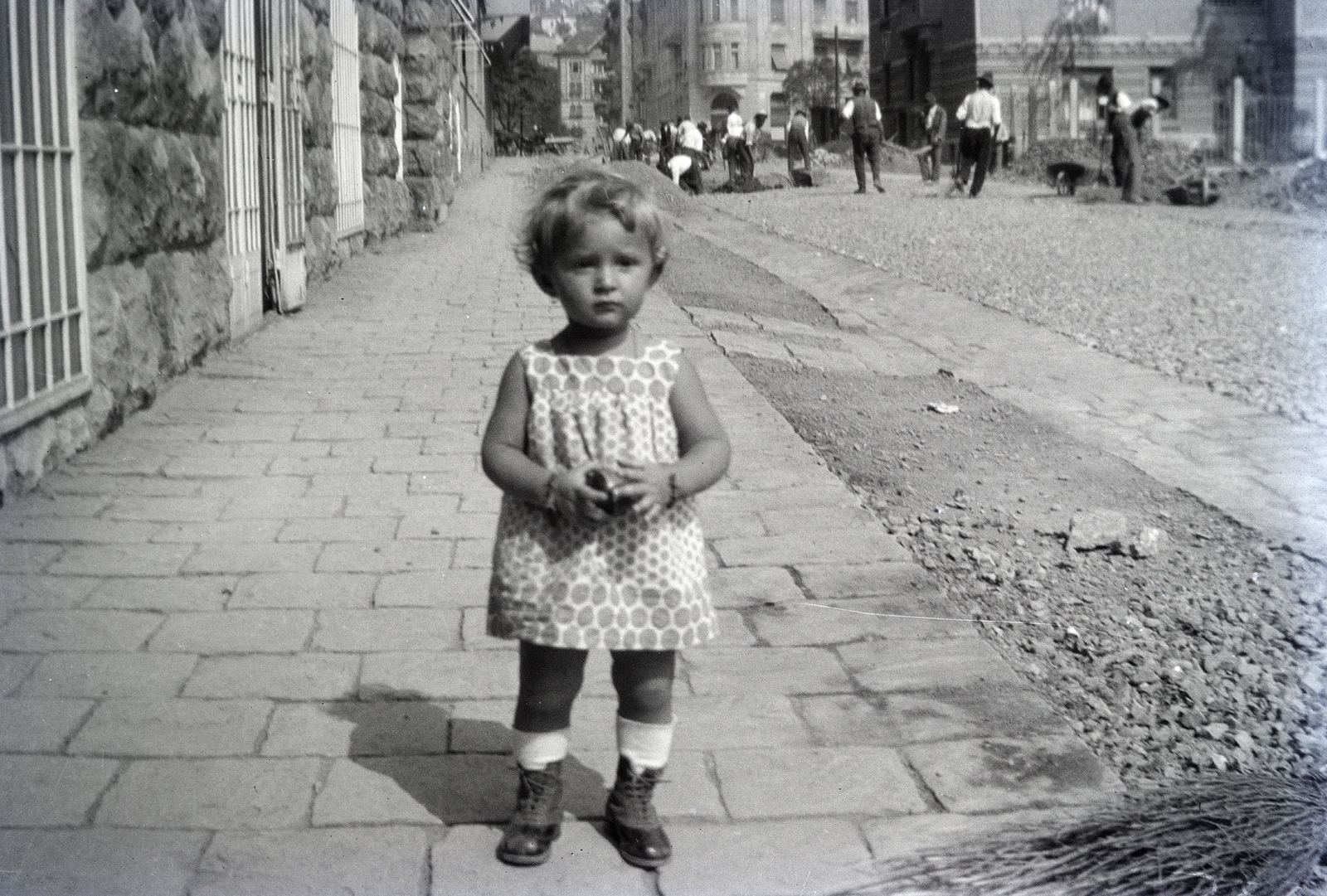 Magyarország, Budapest XI., a felvétel a Fadrusz utca 5-ös számú ház előtt készült., 1932, Belházy Miklós, Budapest, pöttyös ruha, útjavítás, Fortepan #210193