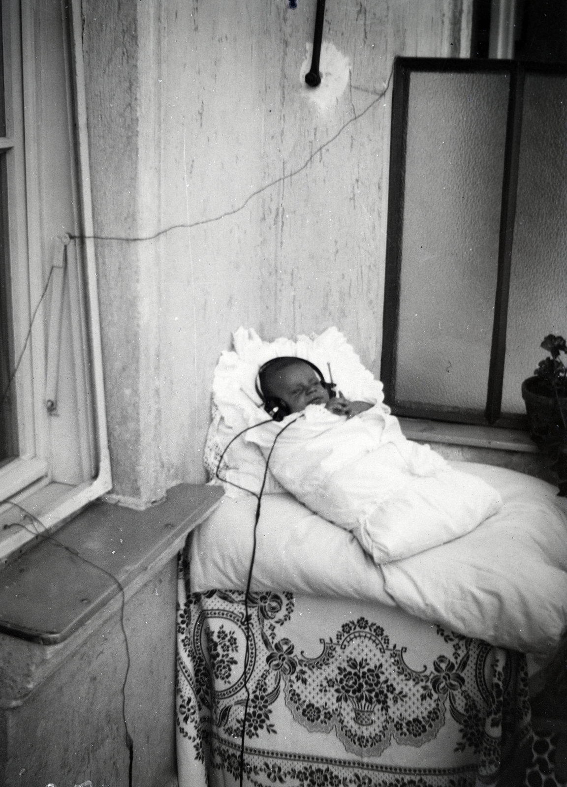 Hungary, Budapest XI., Eszék utca 13-15. (Turán - udvar) egy IV. emeleti lakás erkélye., 1929, Belházy Miklós, Budapest, Best of, newborn, headset, Fortepan #210202