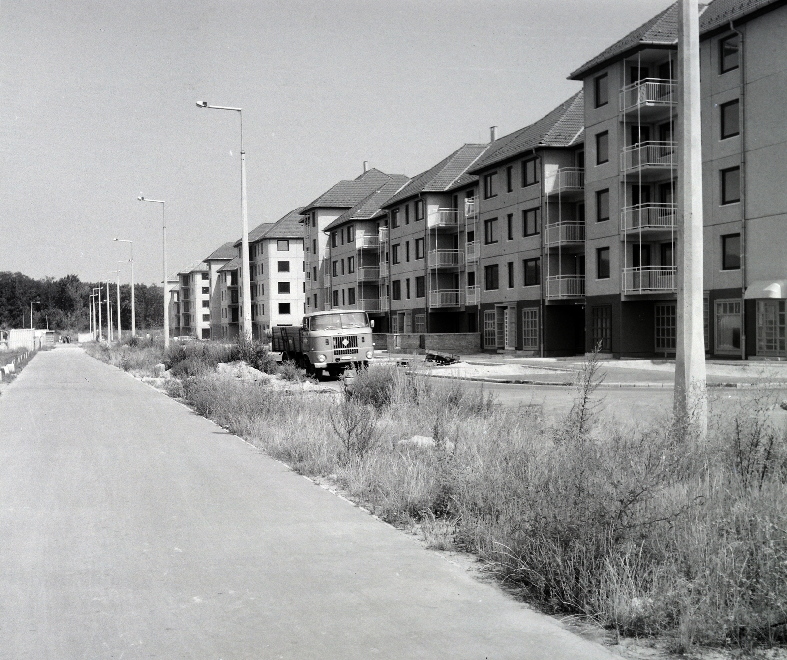 Hungary, Budapest IV., Káposztásmegyeri lakótelep, Tóth Aladár utca, az utca végén a Farkas-erdő fái látszanak., 1988, Belházy Miklós, Budapest, Fortepan #210210