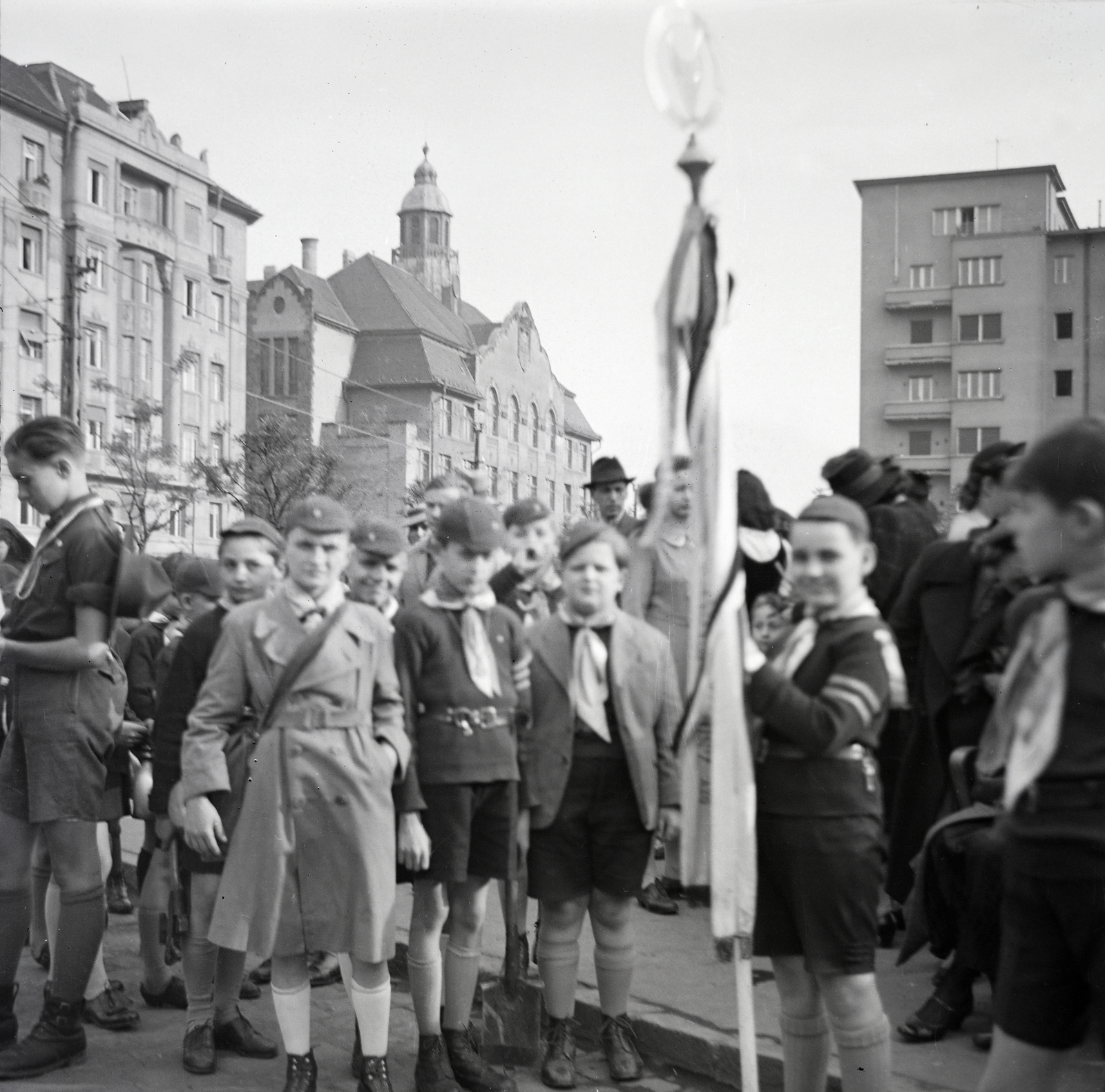 Hungary, Budapest XI., Móricz Zsigmond (Horthy Miklós) körtér, háttérben a Fehérvári út torkolata., 1938, Belházy Miklós, Budapest, tie, knee snocks, boys, Fortepan #210211