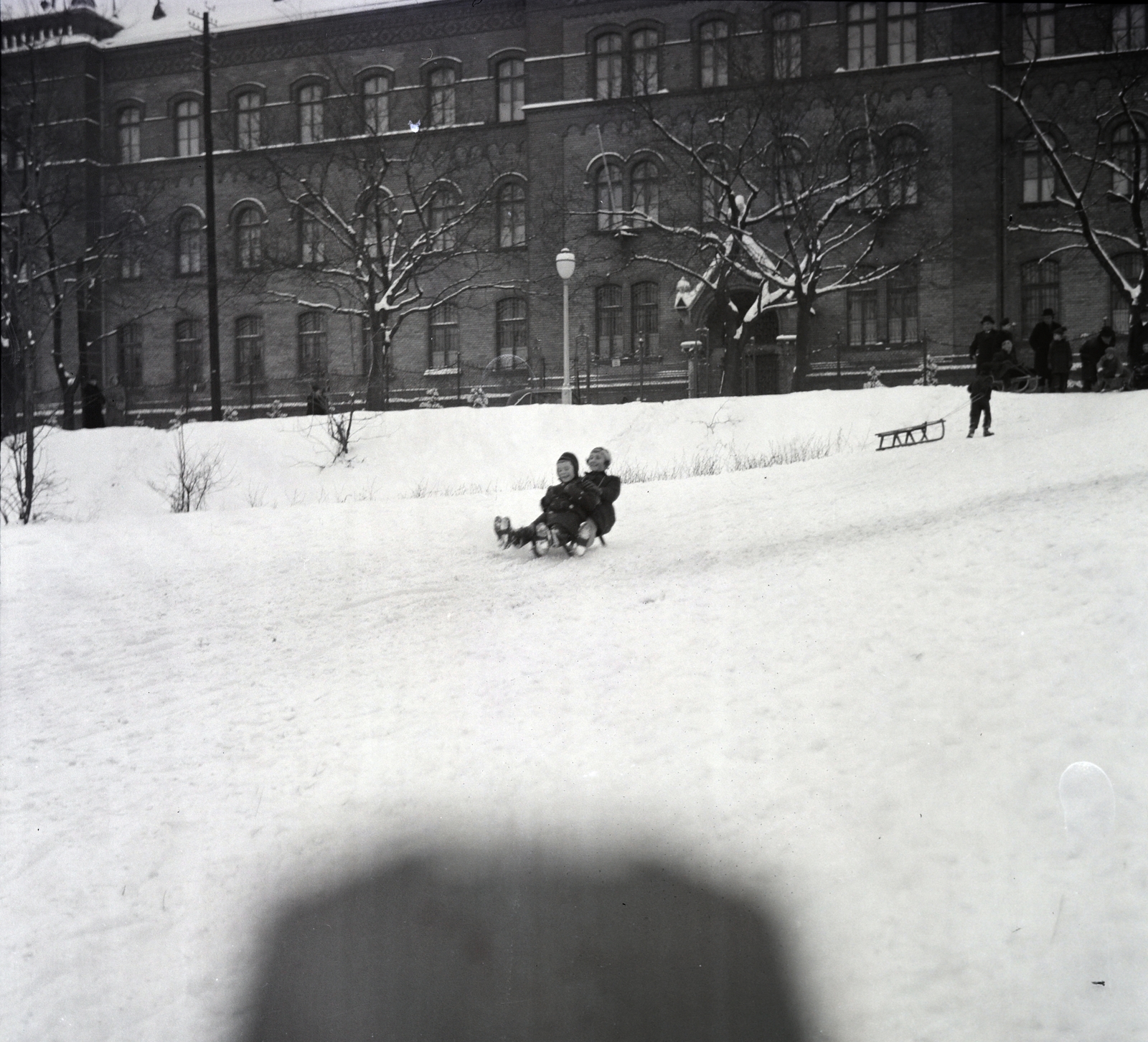 Hungary, Budapest XI., Ménesi út, háttérben a 27. számú épület az Irgalmas nővérek központi háza, ma szeretetotthon., 1938, Belházy Miklós, Budapest, sledge, Fortepan #210212