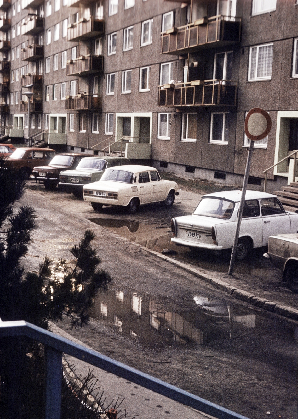 Hungary, Újpalota, Budapest XV., a Zsókavár utca 46-62. számú tömb a Zsókavár utca 36. felől., 1975, Belházy Miklós, concrete block of flats, Budapest, number plate, colorful, Fortepan #210217