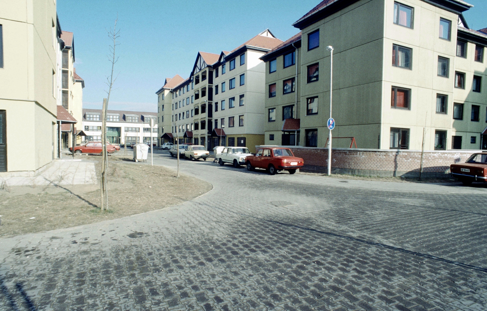 Hungary, Budapest IV., Káposztásmegyeri lakótelep, Lakkozó utca, háttérben a Bőrfestő utcai Újpesti Csokonai Vitéz Mihály Általános Iskola és Gimnázium., 1988, Belházy Miklós, blocks, concrete block of flats, Budapest, colorful, Fortepan #210220