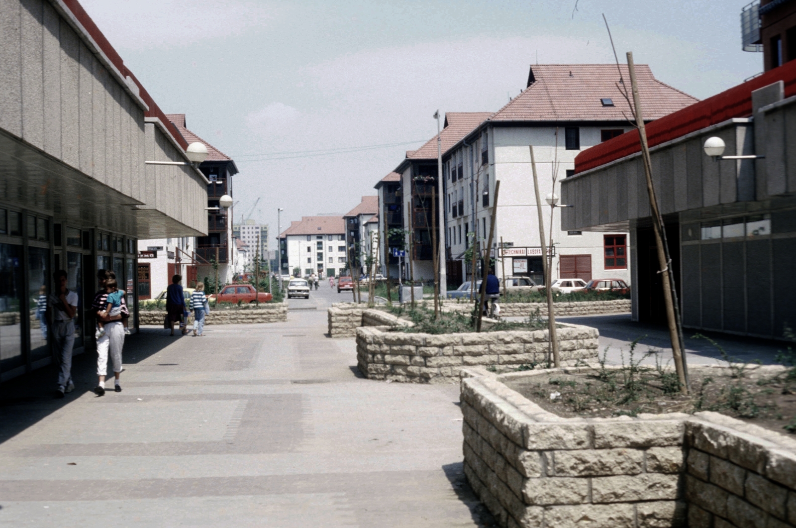 Magyarország, Budapest IV., Káposztásmegyeri lakótelep, Lóverseny tér, keresztben a Galopp utca, szemben az Ügető utca., 1985, Belházy Miklós, Budapest, színes, Fortepan #210229