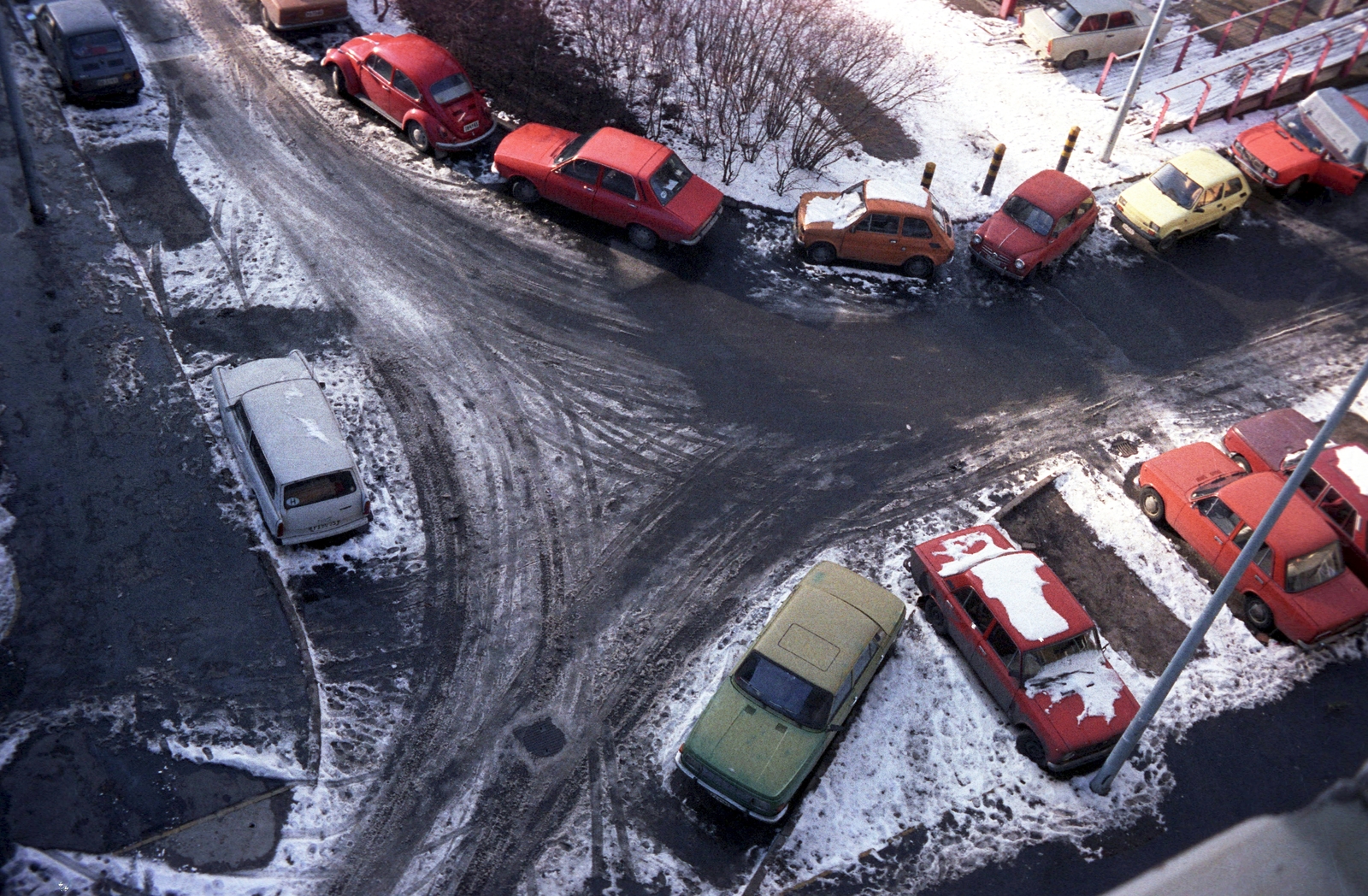 Hungary, Újpalota, Budapest XV., kilátás a Zsókavár utca 36-os számú épületből az orvosi rendelő felé., 1985, Belházy Miklós, car park, chest, Volkswagen Beetle, Budapest, colorful, Fortepan #210233