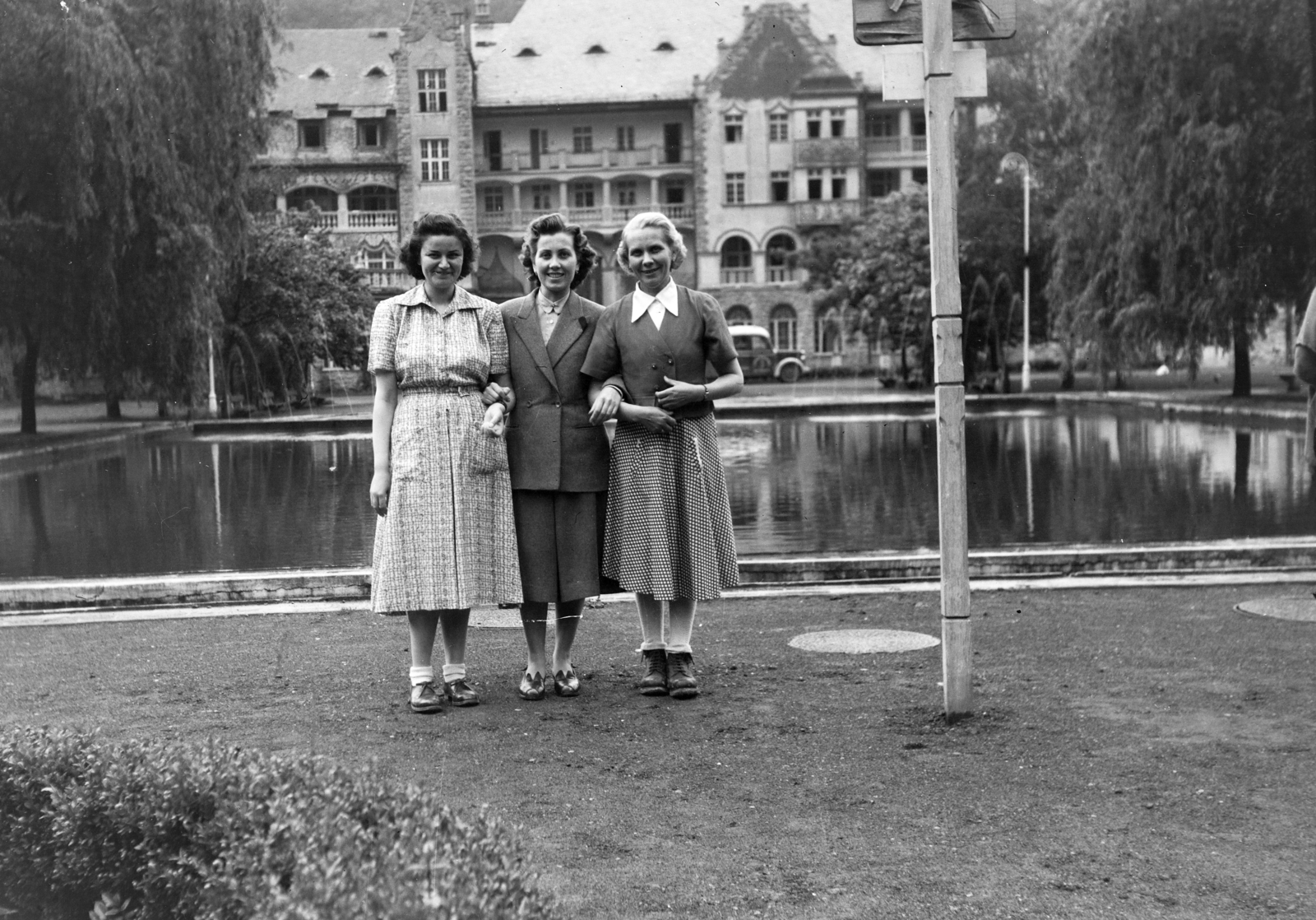 Hungary, Lillafüred, Miskolc, Palotaszálló a park felől., 1953, Bernhardt Ágnes, tableau, women, hold upper arms, lake, Fortepan #210235