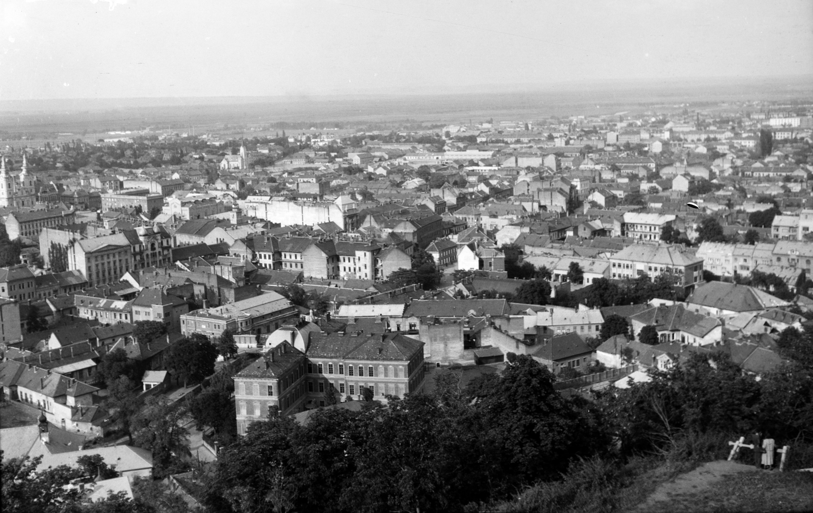 Magyarország, Miskolc, kilátás az avasi Rákóczi kilátóból, a kép bal szélén a két tornyú Minorita templom., 1953, Bernhardt Ágnes, városkép, Fortepan #210236