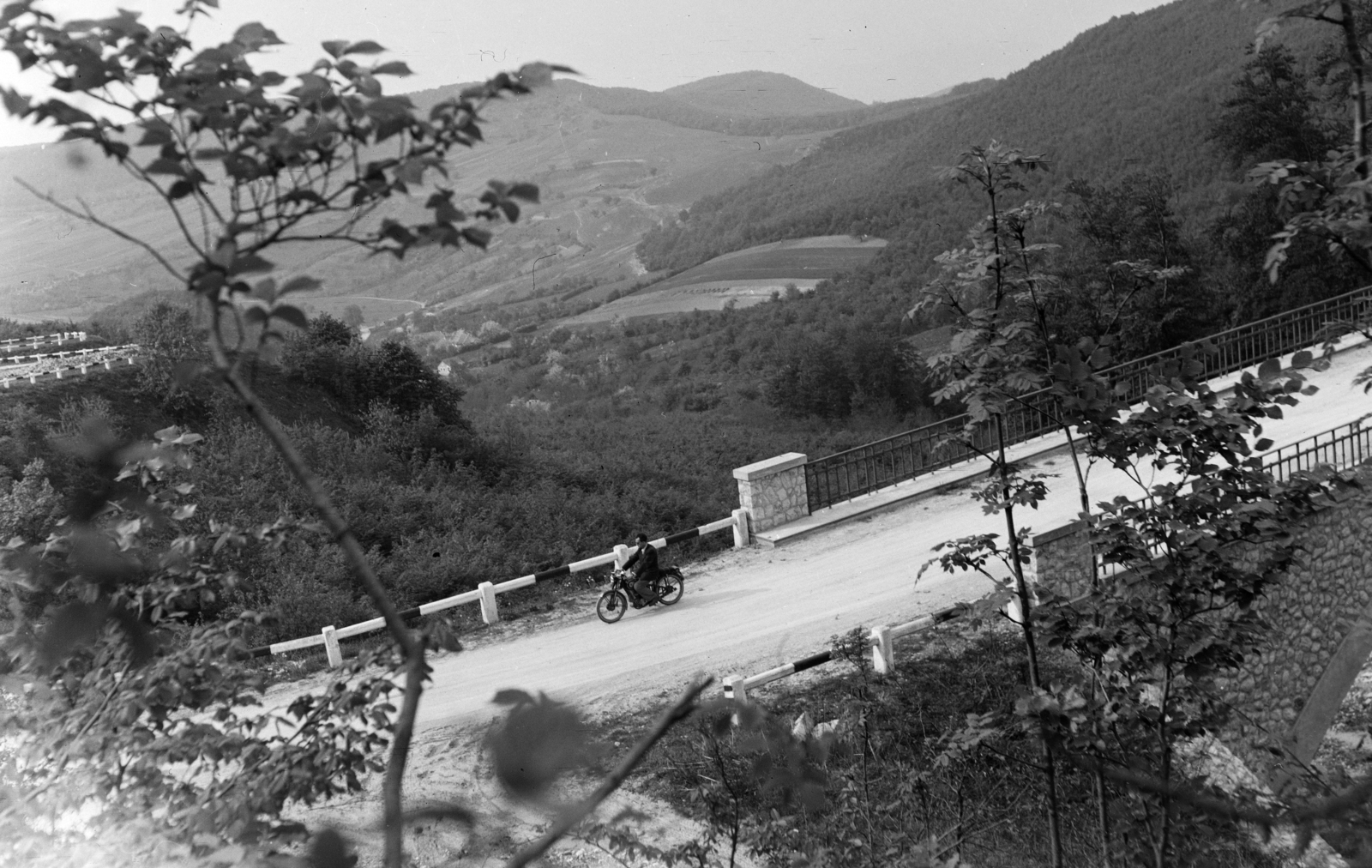 Hungary, Pilis Mountains, Esztergom, Pilisszentlélek (ekkor önálló, ma a város része), völgyhíd a 1111-es (akkor 112-es) úton., 1953, Bernhardt Ágnes, motorcycle, picture, Fortepan #210248