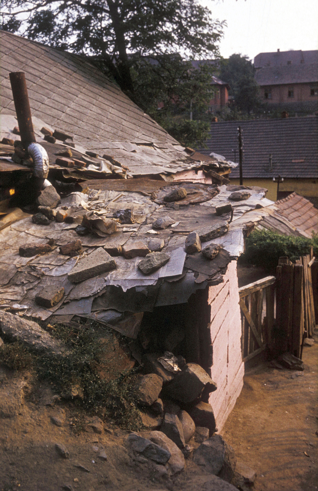 Hungary, Salgótarján, Pécskő út, a pécskődombi (kopaszdombi) cigánytelep., 1976, Cselényiné Sütő Ágnes, colorful, gypsy, Fortepan #210270