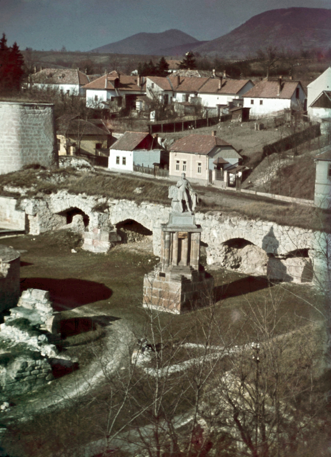 Hungary, Eger, kilátás a vár Szép bástyájáról / a Kálvária dombról a Bástya utca házsora felé. Balra az Árpád-kori székesegyház maradványai. A székesegyház szentélypillérén Szent István szobra 1815-ből., 1942, Danassy Károly, colorful, Saint Stephen I-portrayal, Fortepan #210284