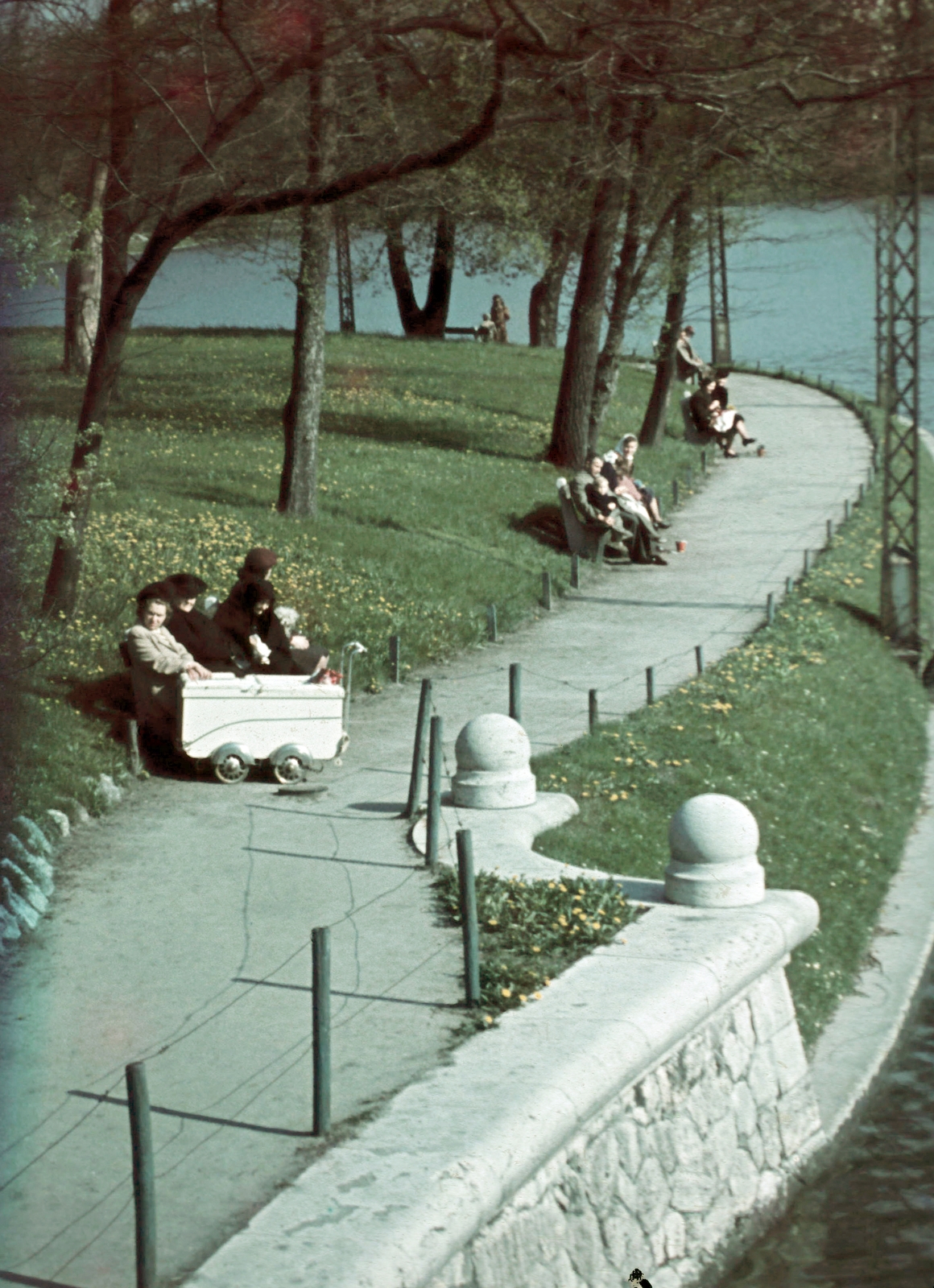 Hungary, Budapest XIV., sétány a Városligeti-tó partján. A felvétel a tó feletti híd Vajdahunyad vára felöli hídfőjétől készült., 1942, Danassy Károly, colorful, Budapest, Fortepan #210286