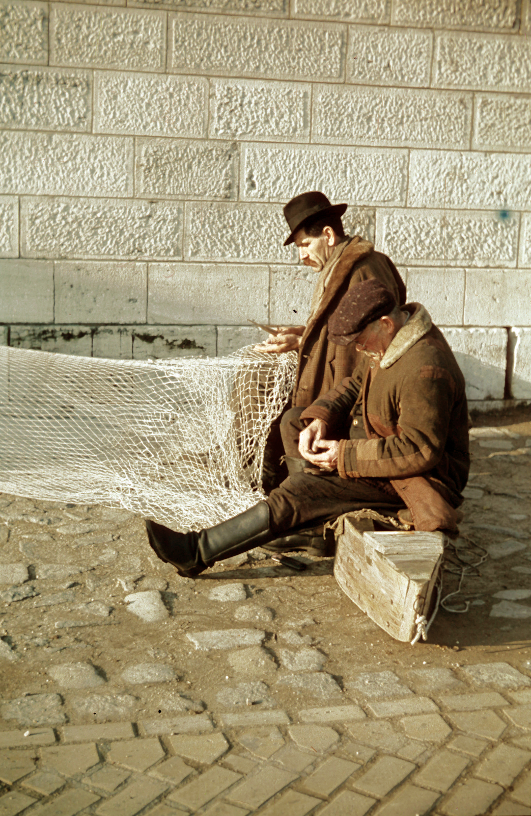 Hungary, Budapest XIII., hálójukat javító emelőhálós halászok az Újpesti vasúti híd Váci úti hídfőjénél., 1942, Danassy Károly, colorful, fishing net, Budapest, Fortepan #210305