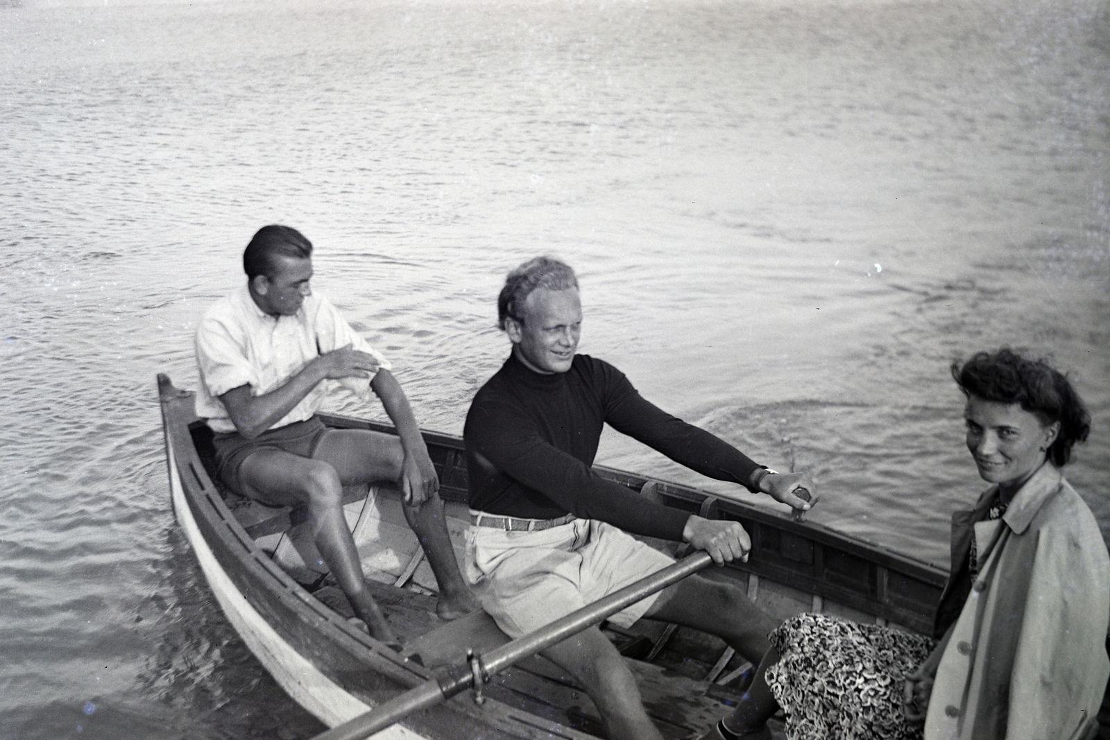 Magyarország, Balatonudvari, az evezőnél a fiatal Básti Lajos színművész., 1940, Ferencziné Fodor Katalin, Fodor Gyula, férfiak, csónak, férfi, nő, evezés, evező, víz, Fortepan #210312