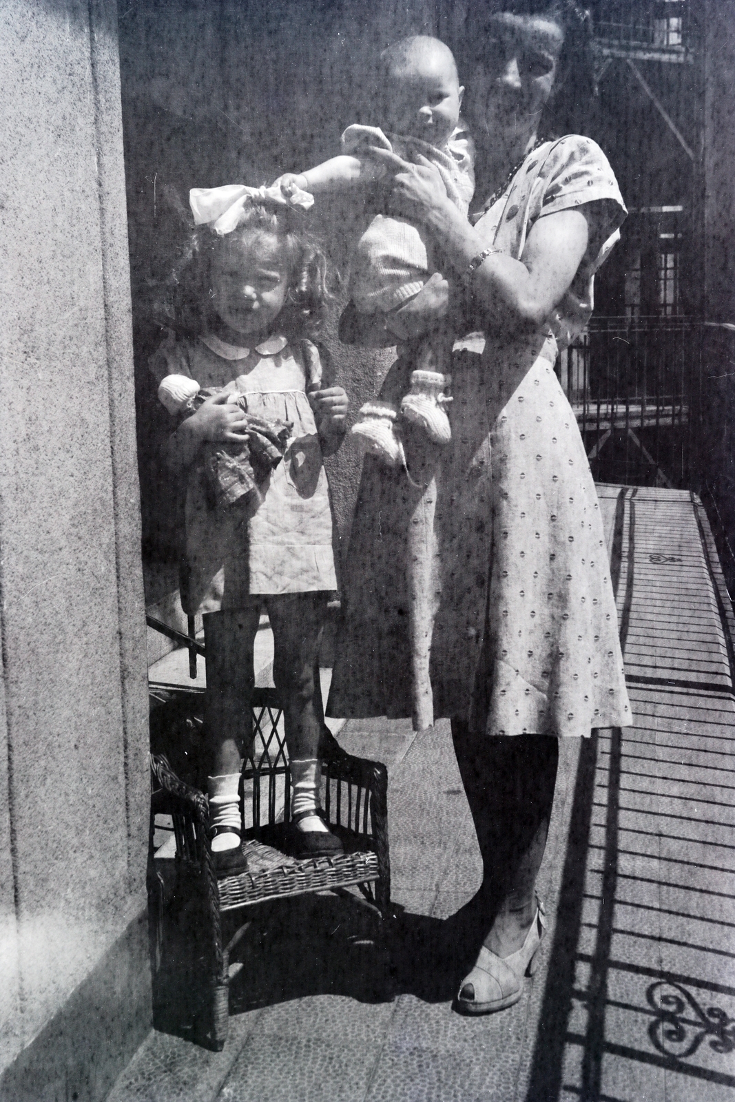 Magyarország, Budapest VIII., a mai Molnár Ferenc tér 3. (Losy Imre utca 3.) az ún. Papházak egyike., 1947, Ferencziné Fodor Katalin, Fodor Gyula, Budapest, függőfolyosó, kislány, csecsemő, anya, fonott szék, Fortepan #210313