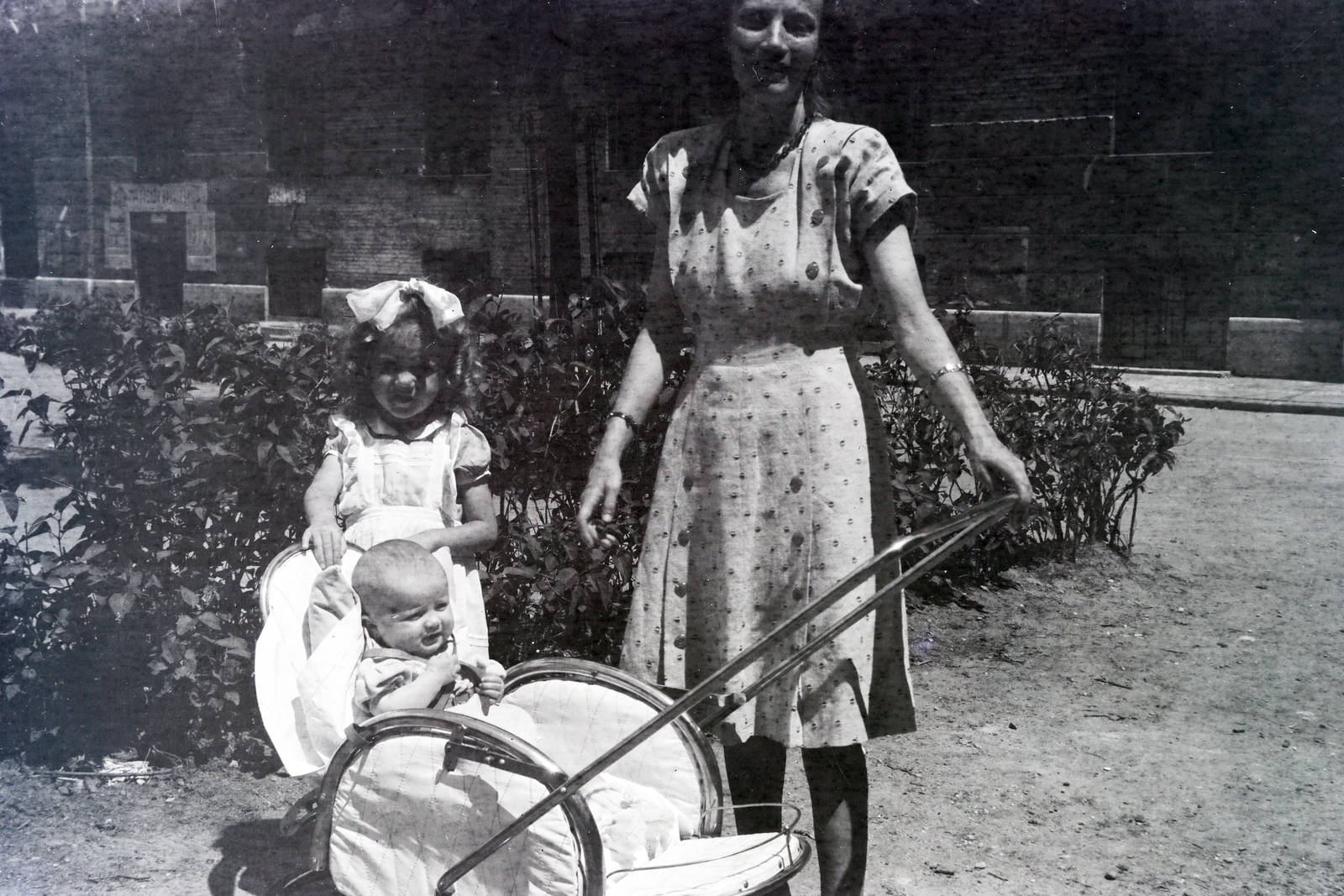 Magyarország, Budapest VIII., a mai Molnár Ferenc tér., 1947, Ferencziné Fodor Katalin, Fodor Gyula, Budapest, babakocsi, kislány, masni, csecsemő, anya, Fortepan #210314