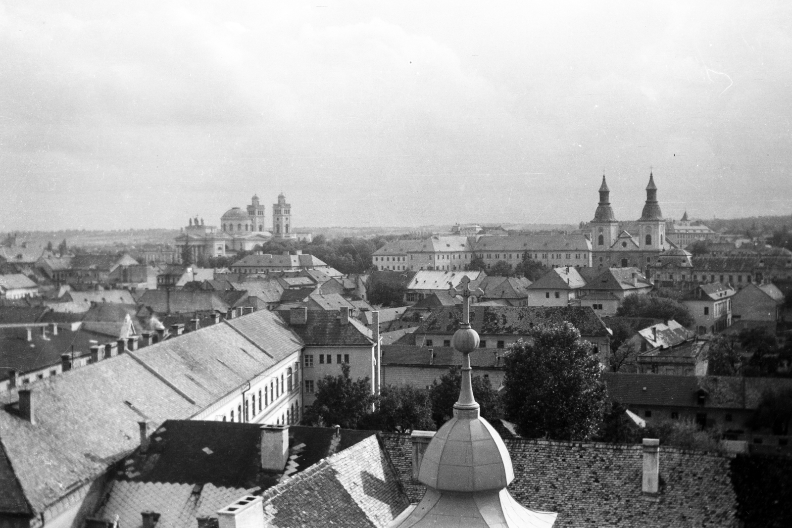 Hungary, Eger, kilátás a Minaretből, előtérben a Szent Sebestyén vértanú templom (volt Irgalmasok temploma) tornyán lévő kereszt. Balra a Főszékesegyház, jobbra a ciszterci templom látható., 1962, Fortepan/Album051, Fortepan #210322