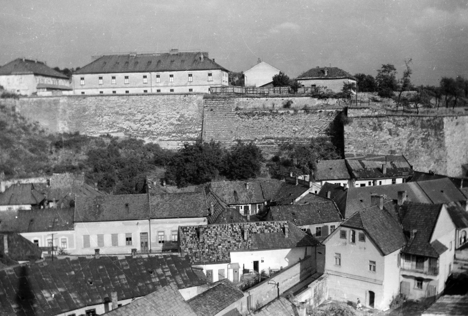 Magyarország, Eger, kilátás a Minaretből a vár felé. Előtérben a Harangöntő utca, keresztben a Servita (Május 1.) utca házsora., 1962, Fortepan/Album051, Fortepan #210323