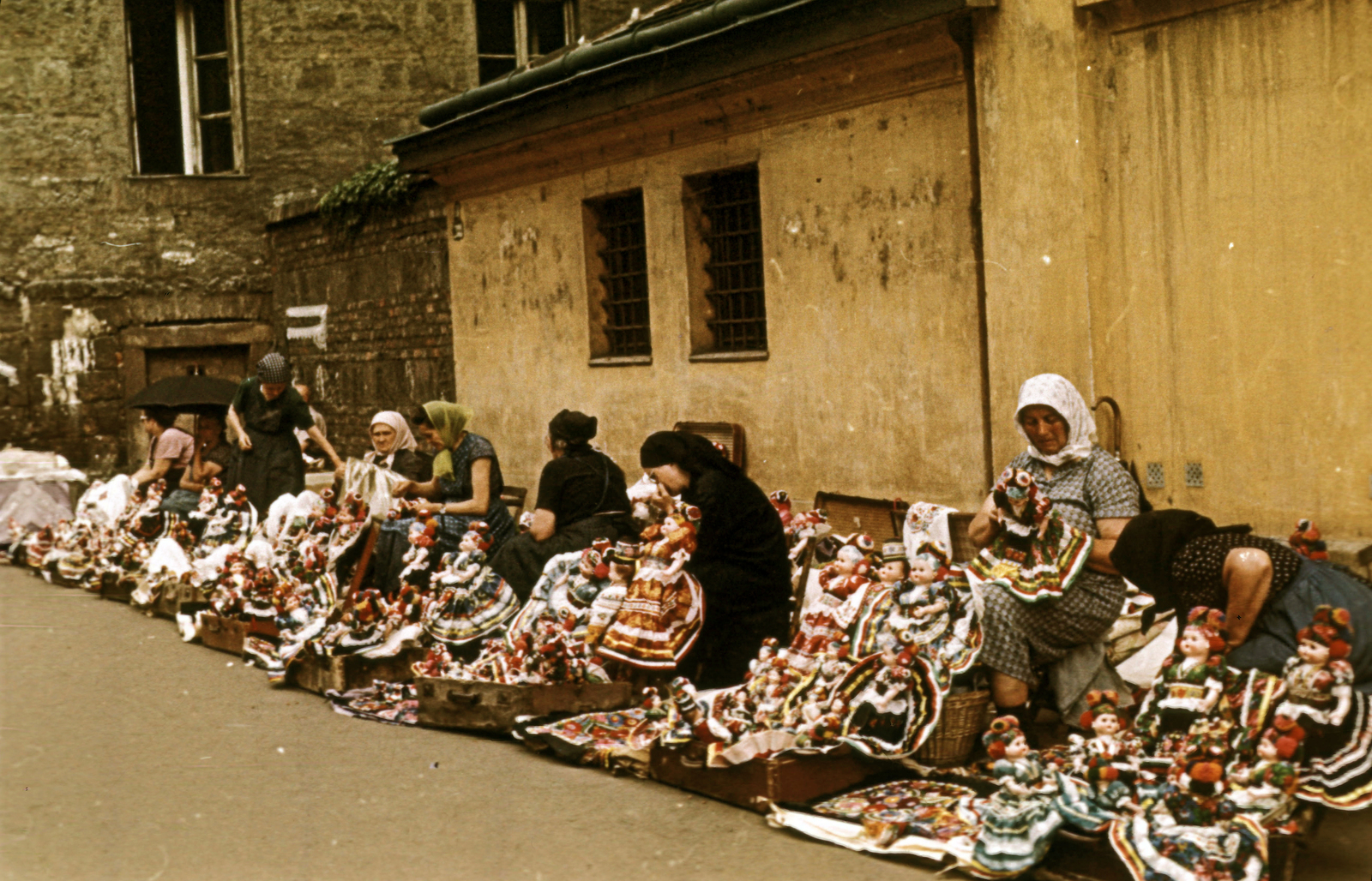 Magyarország, Budapest VIII., Rákóczi út, matyó kézimunkaárusok kirakodóvására a Rókus kórház és a Szent Rókus-kápolna mellett., 1952, Fortepan/Album051, színes, Budapest, népművészet, piac, népviselet, Fortepan #210324