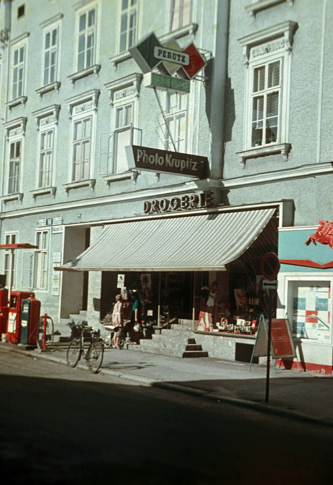 Austria, Bad Ischl, Kaiser Franz Josef Strasse 16., 1961, Fortepan/Album051, colorful, store display, gas station, photographer, Fortepan #210329