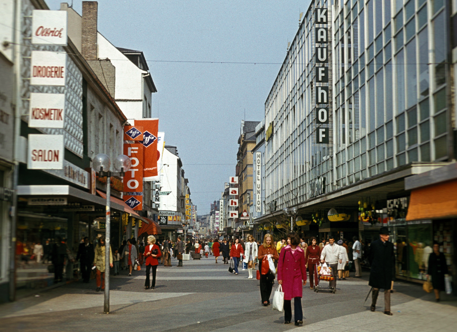 Germany, a Löhrstrasse a Löhrrondell felöl az Am Wöllershof - Pfuhlgasse találkozása felé., 1977, Fürdőigazgatóság, colorful, FRG, Fortepan #210343