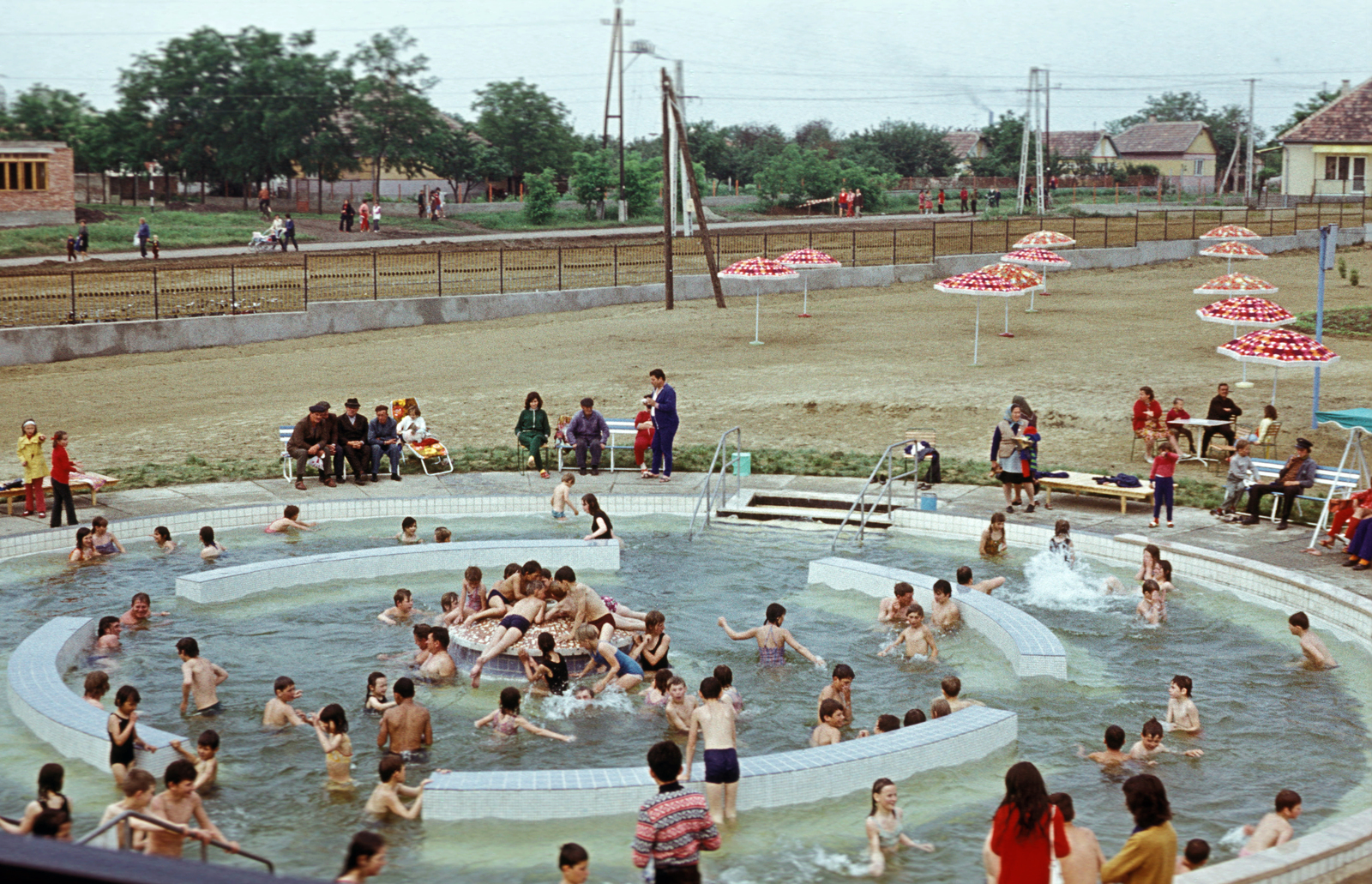 Hungary, Hatvan, strandfürdő, háttérben a Teleki út., 1977, Fürdőigazgatóság, thermal bath, beach, Fortepan #210344